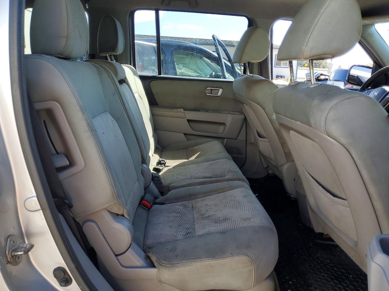 2014 Honda Pilot Lx Silver vin: 5FNYF3H24EB014422