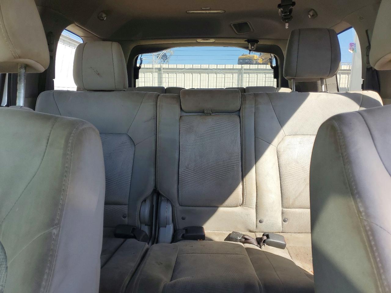 2014 Honda Pilot Lx Silver vin: 5FNYF3H24EB014422