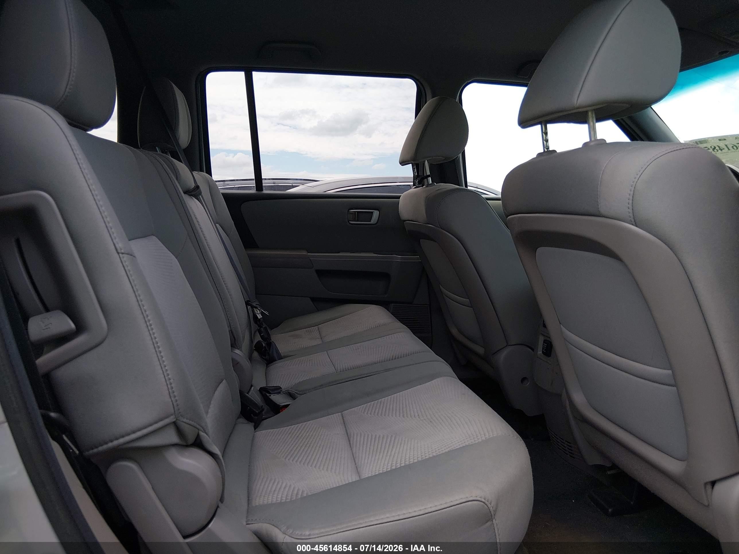 2014 Honda Pilot Lx Silver vin: 5FNYF3H24EB019765