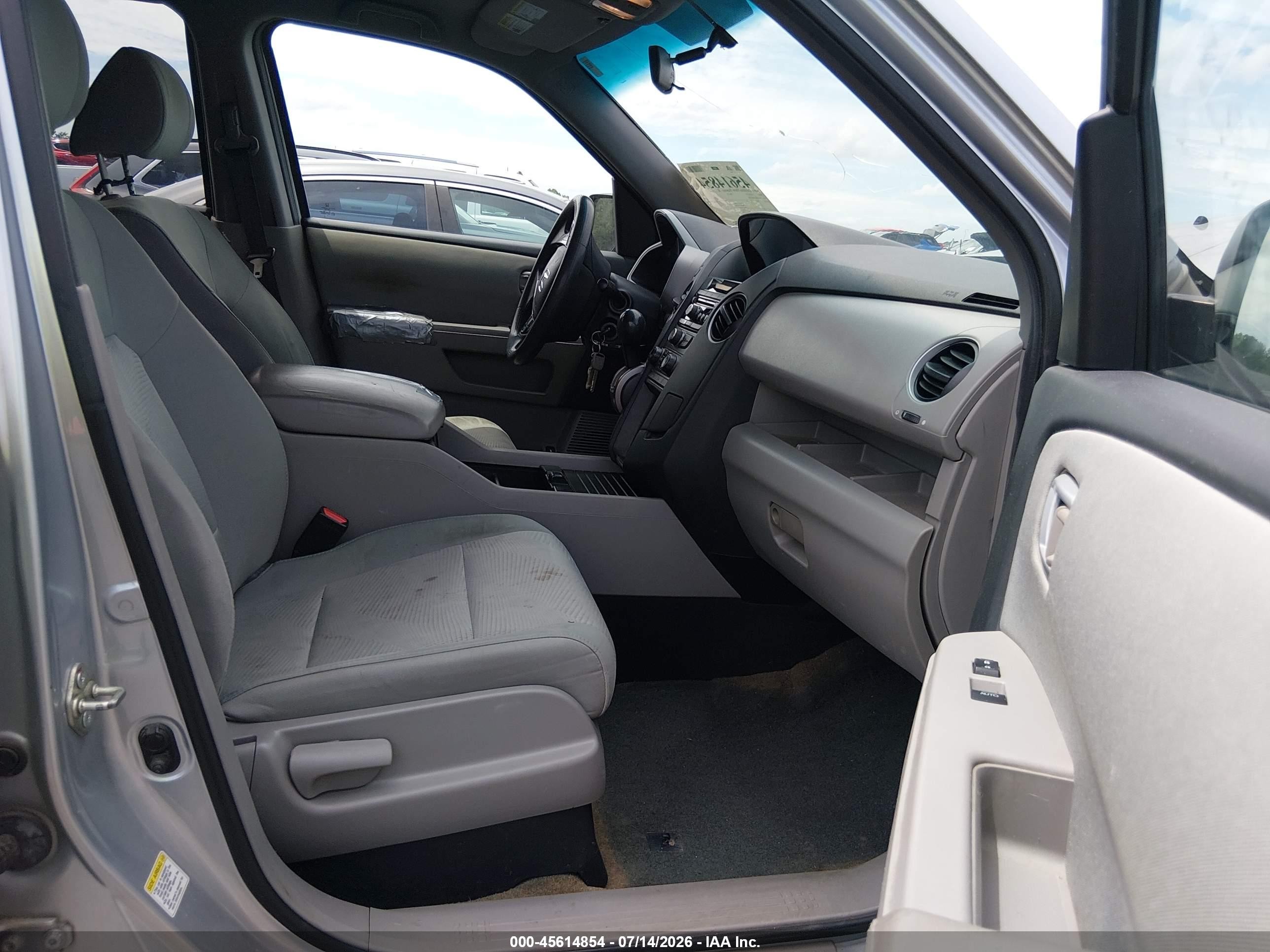 2014 Honda Pilot Lx Silver vin: 5FNYF3H24EB019765
