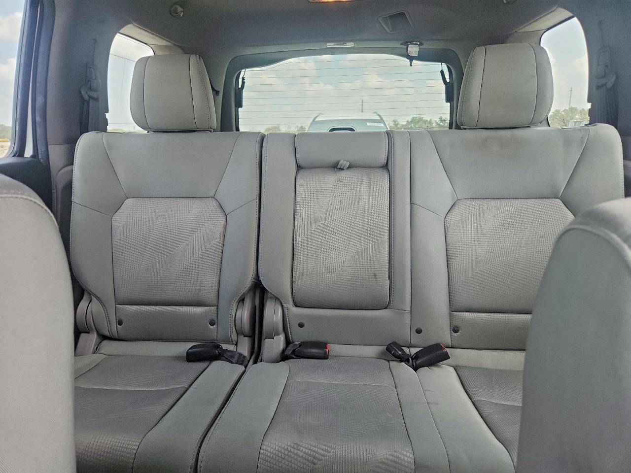 2014 Honda Pilot Lx Silver vin: 5FNYF3H26EB011988