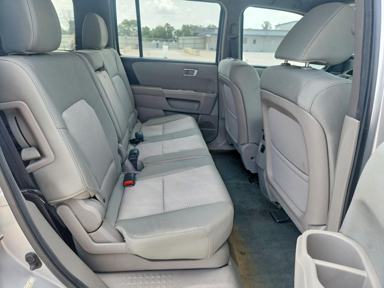 2014 Honda Pilot Lx Silver vin: 5FNYF3H26EB011988