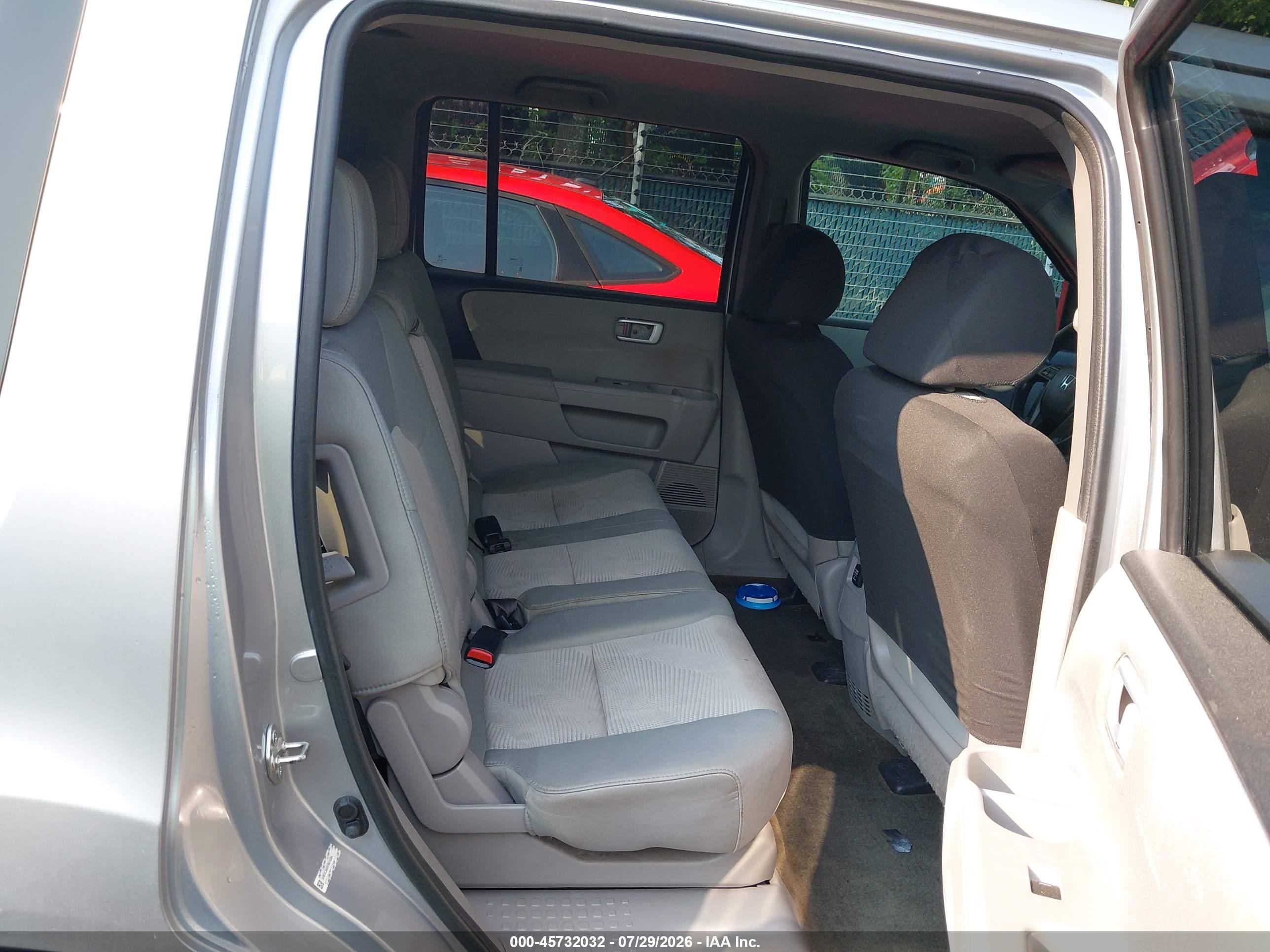 2015 Honda Pilot Lx Silver vin: 5FNYF3H28FB018264
