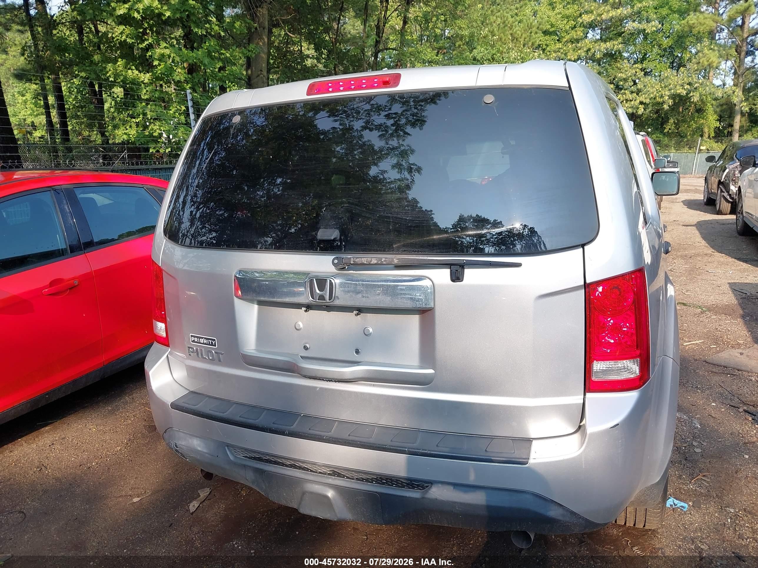 2015 Honda Pilot Lx Silver vin: 5FNYF3H28FB018264