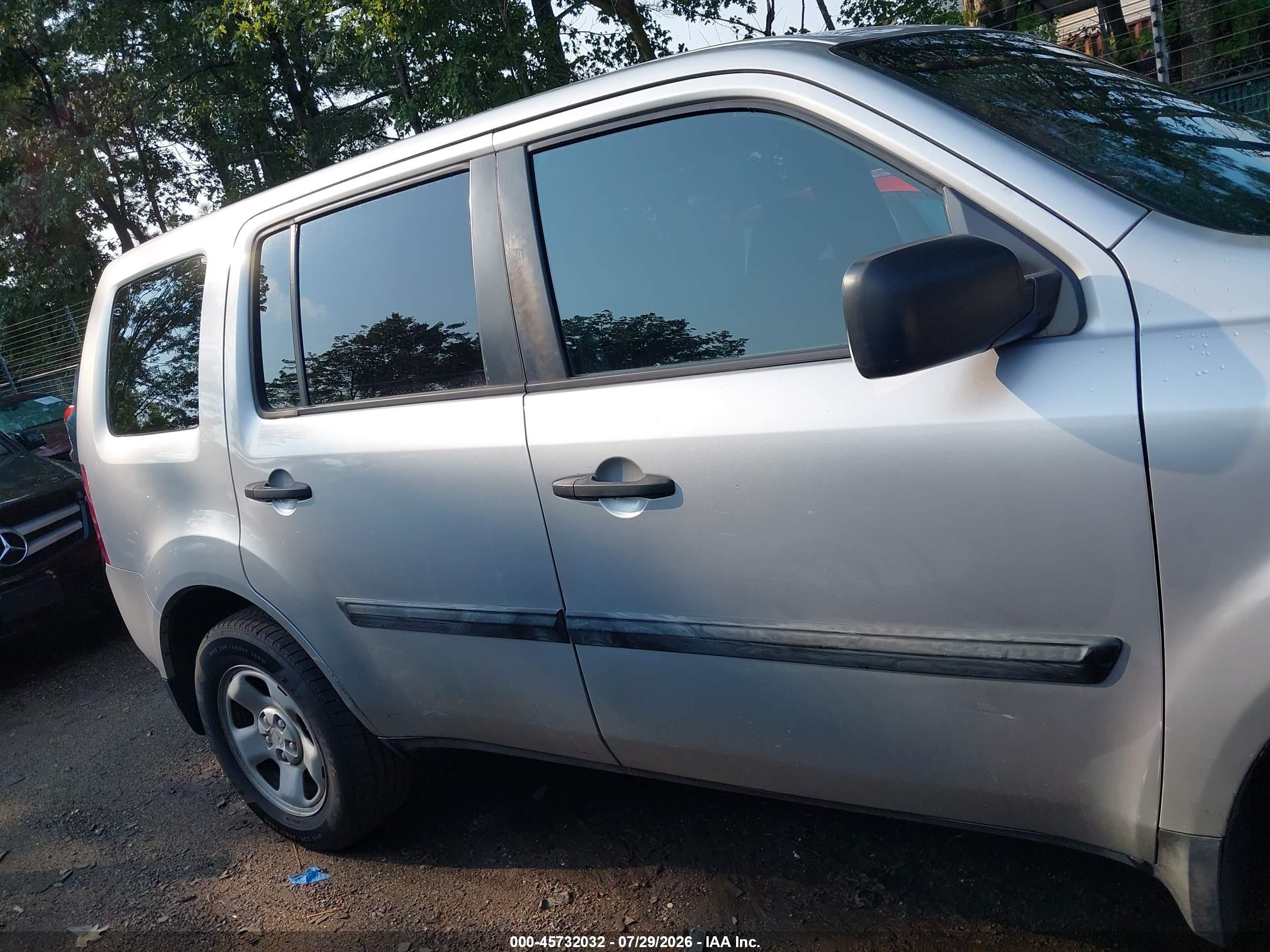 2015 Honda Pilot Lx Silver vin: 5FNYF3H28FB018264