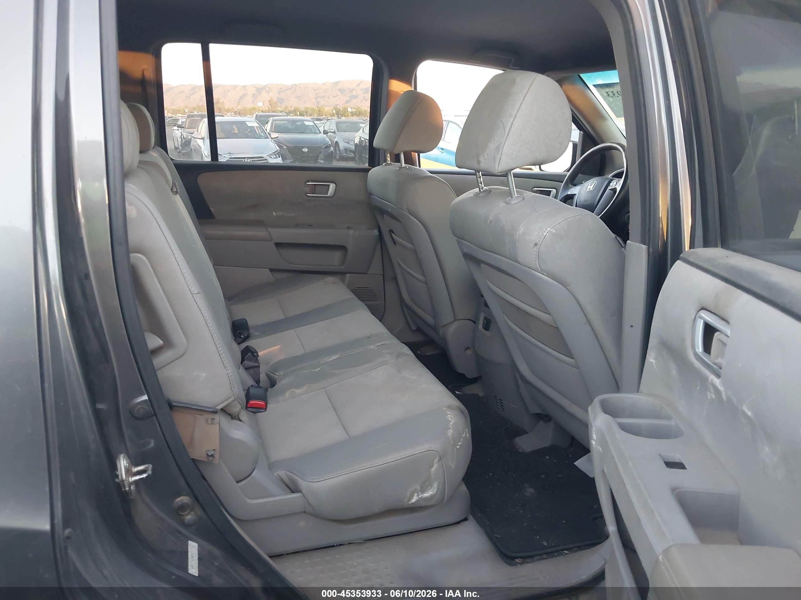 2011 Honda Pilot Lx Серый vin: 5FNYF3H29BB030160