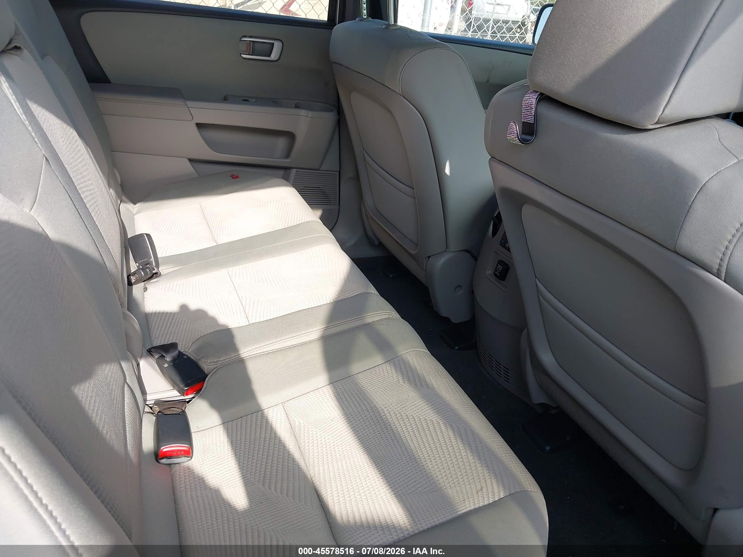2013 Honda Pilot Lx Silver vin: 5FNYF3H29DB042196