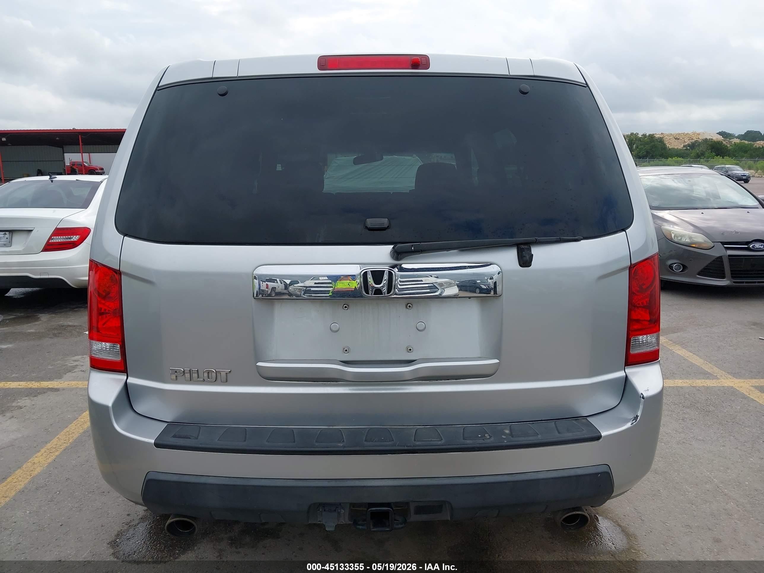 2011 Honda Pilot Lx Silver vin: 5FNYF3H2XBB053169