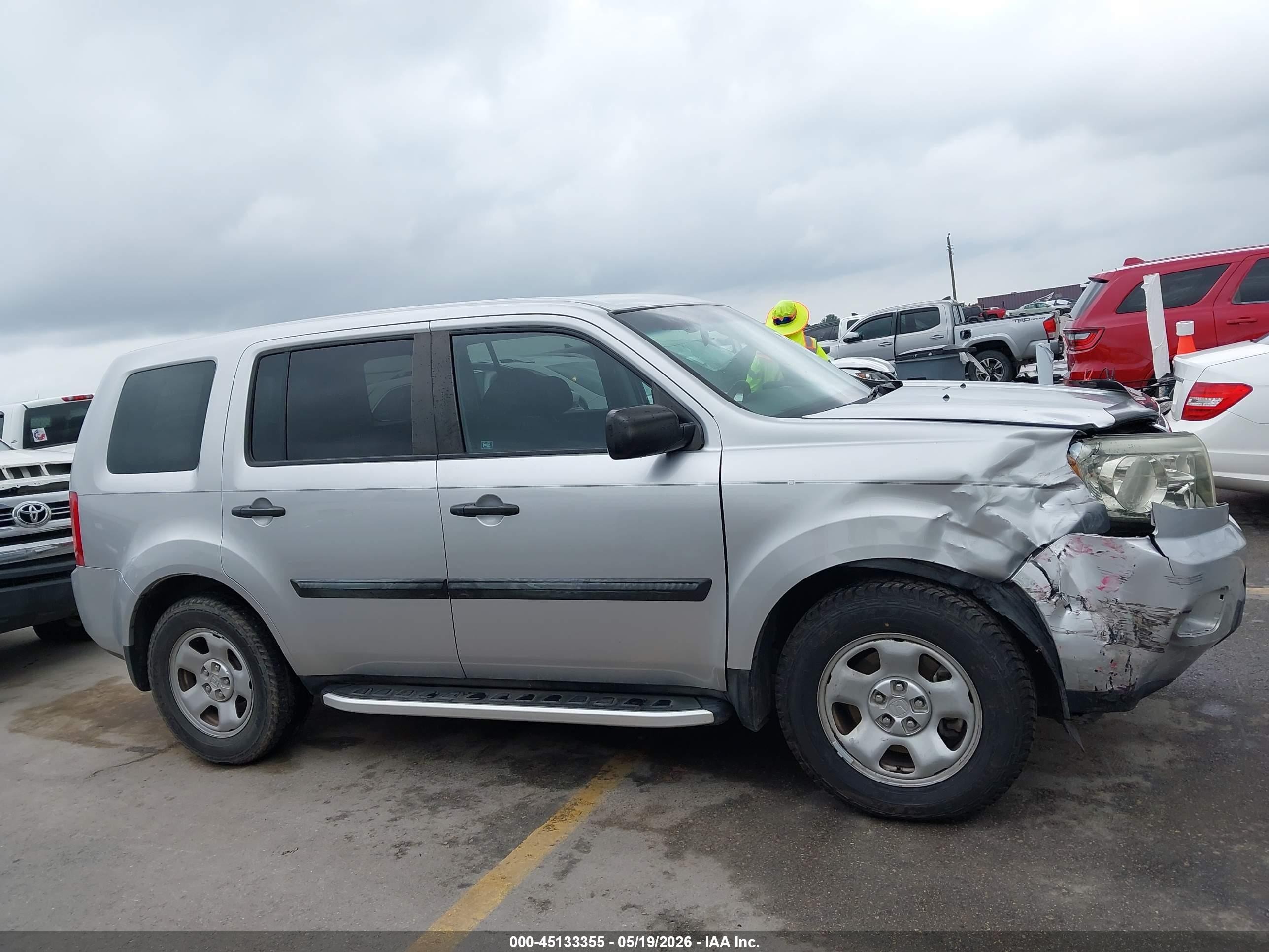 2011 Honda Pilot Lx Silver vin: 5FNYF3H2XBB053169