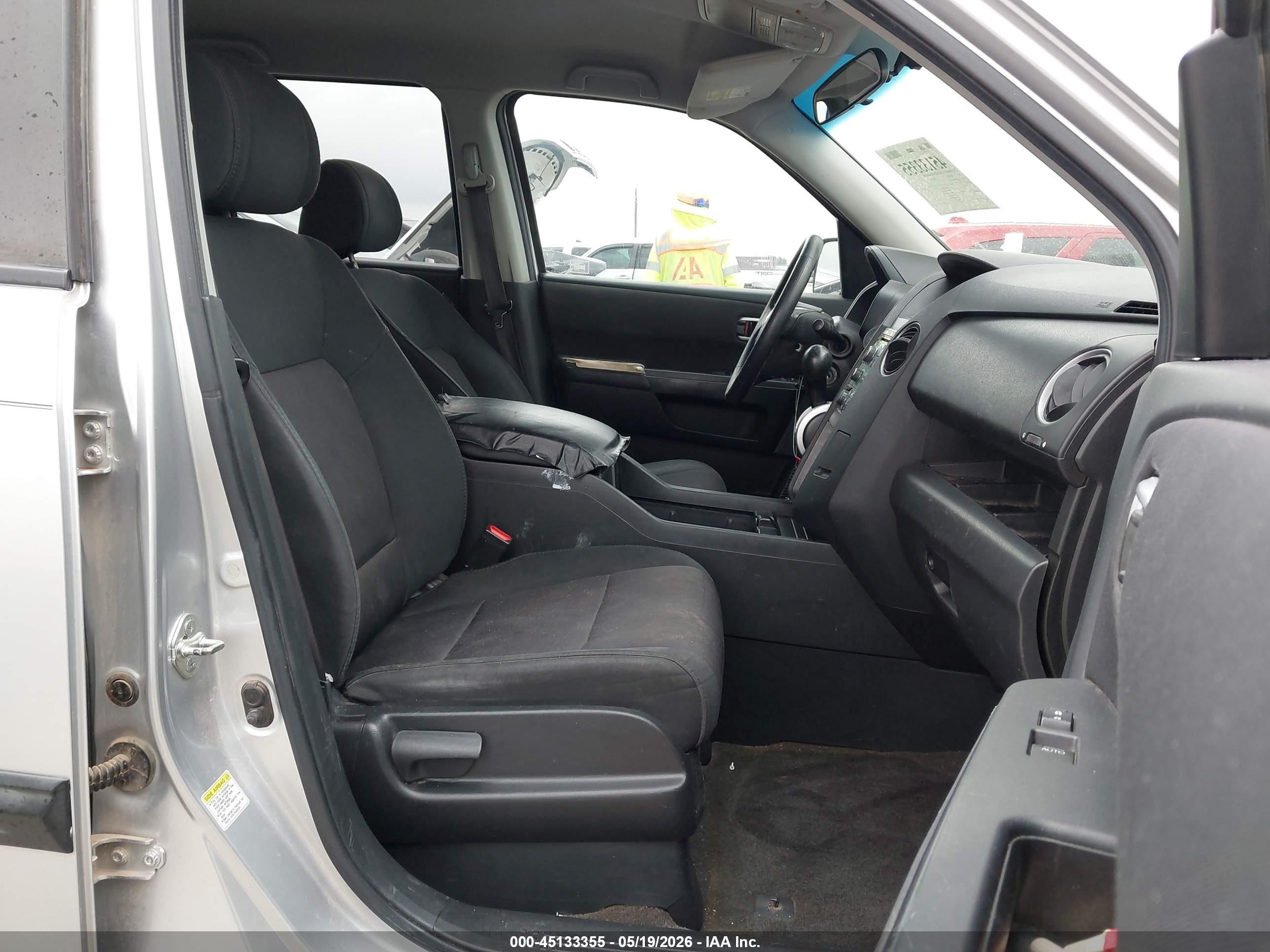 2011 Honda Pilot Lx Silver vin: 5FNYF3H2XBB053169