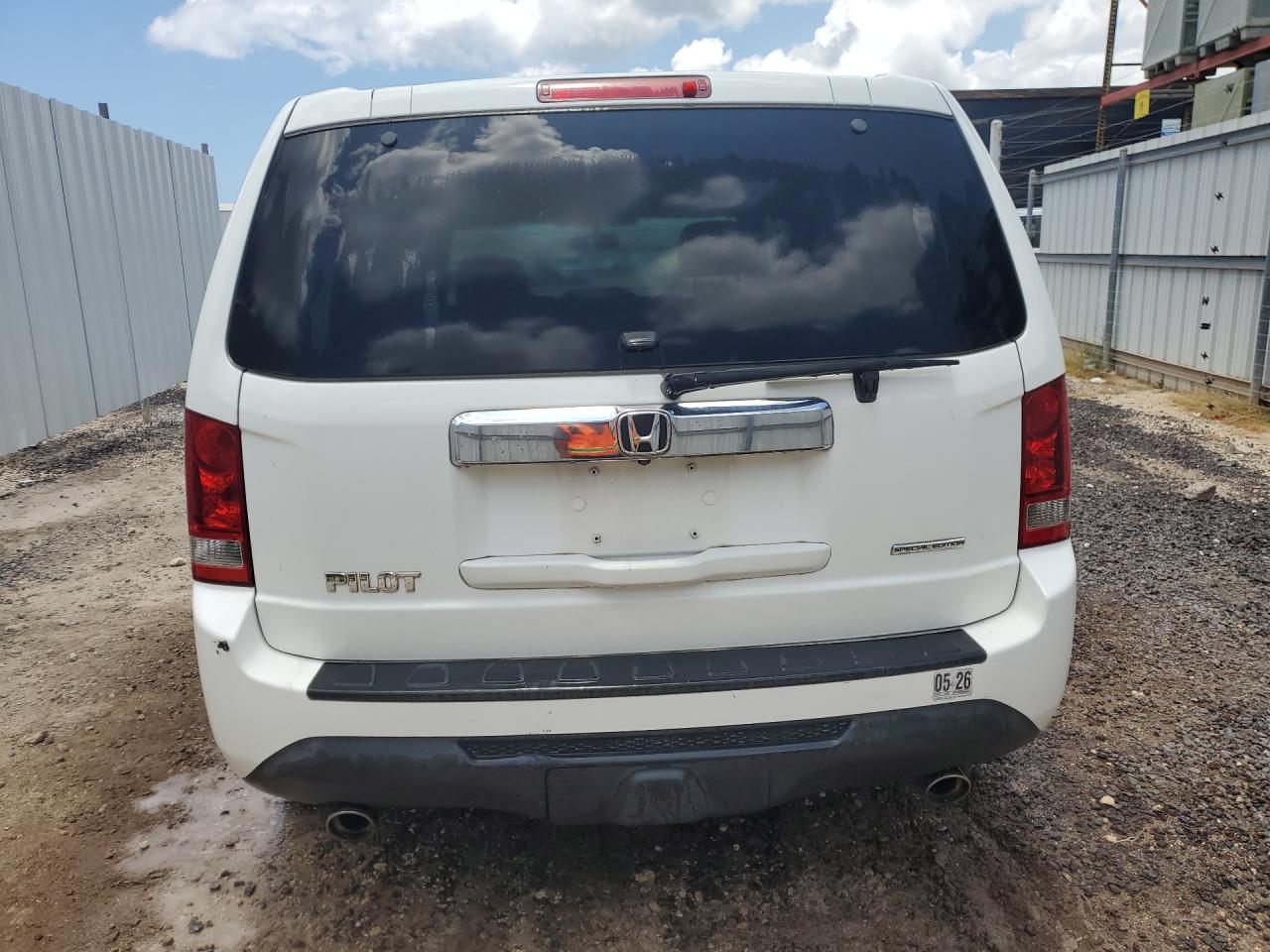 2015 Honda Pilot Se White vin: 5FNYF3H3XFB009378 Damage: Rear Bumper, Heavy Scratch, 1/2 To 1 Inch