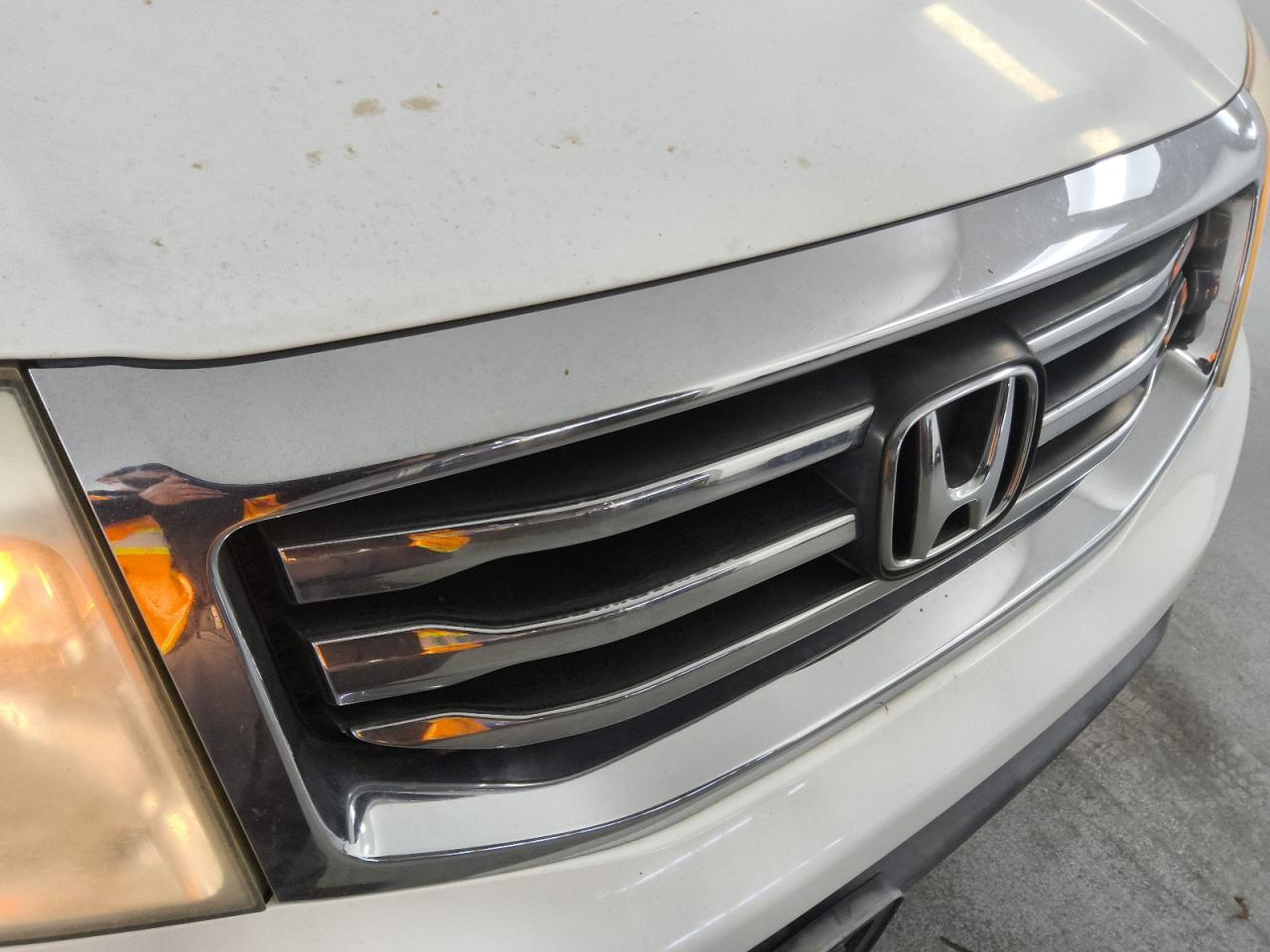 2013 Honda Pilot Exl White vin: 5FNYF3H55DB003020 Damage: Grille - Chrome, Chipped, 9