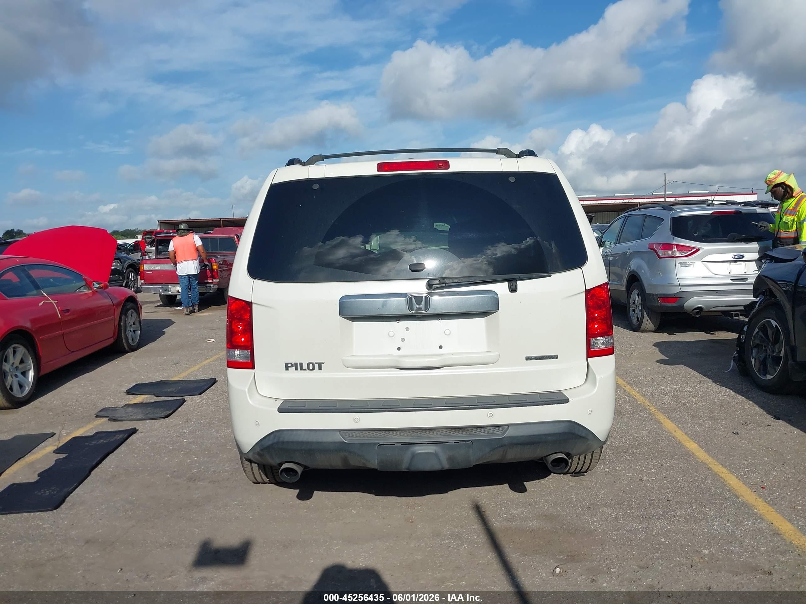 2014 Honda Pilot Touring White vin: 5FNYF3H90EB018531