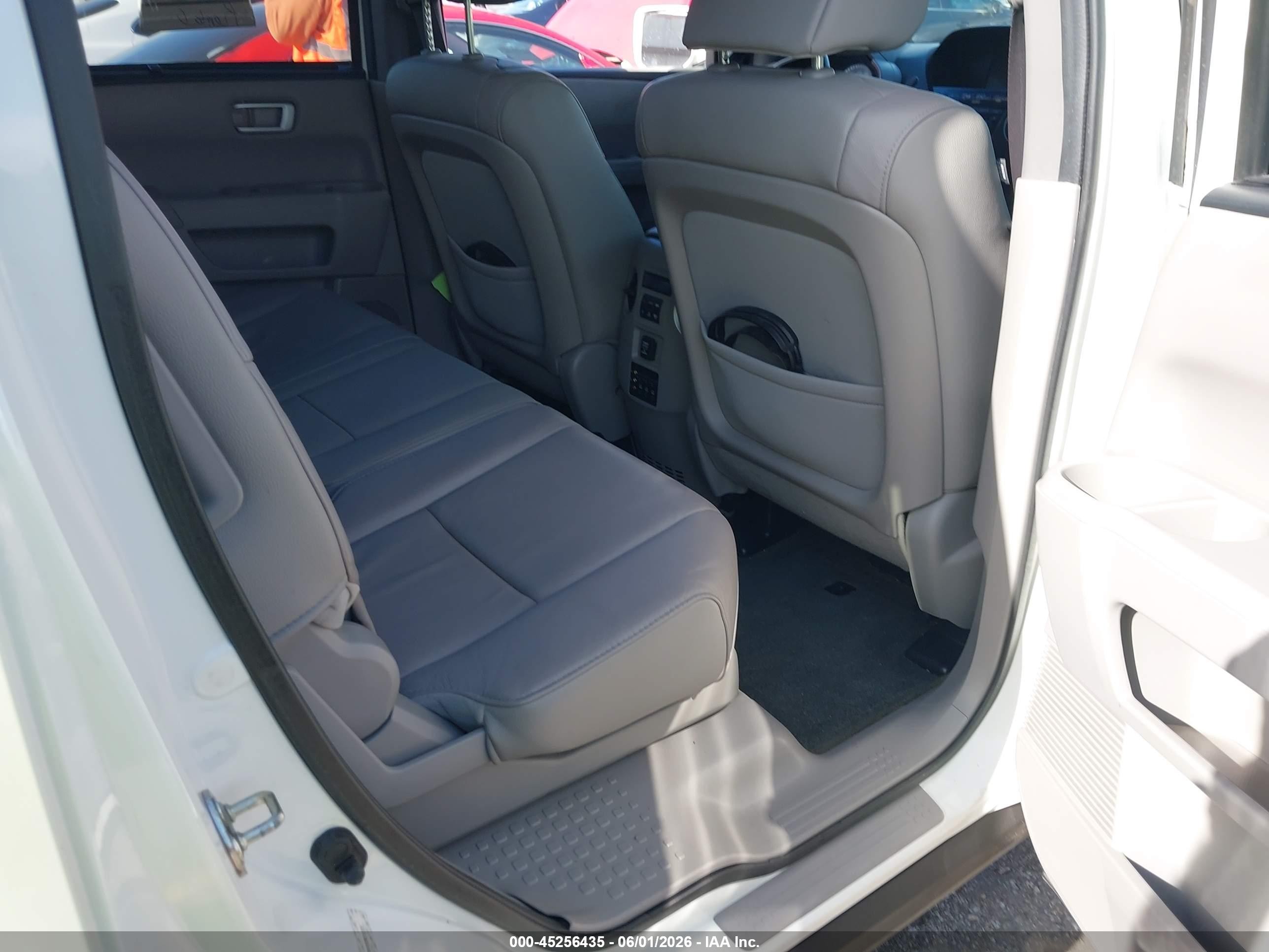 2014 Honda Pilot Touring White vin: 5FNYF3H90EB018531