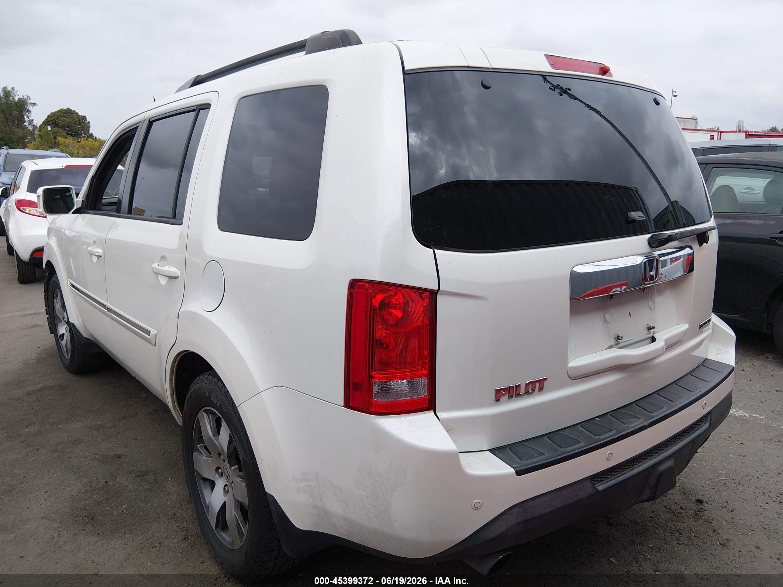 2015 Honda Pilot Touring White vin: 5FNYF3H90FB002895