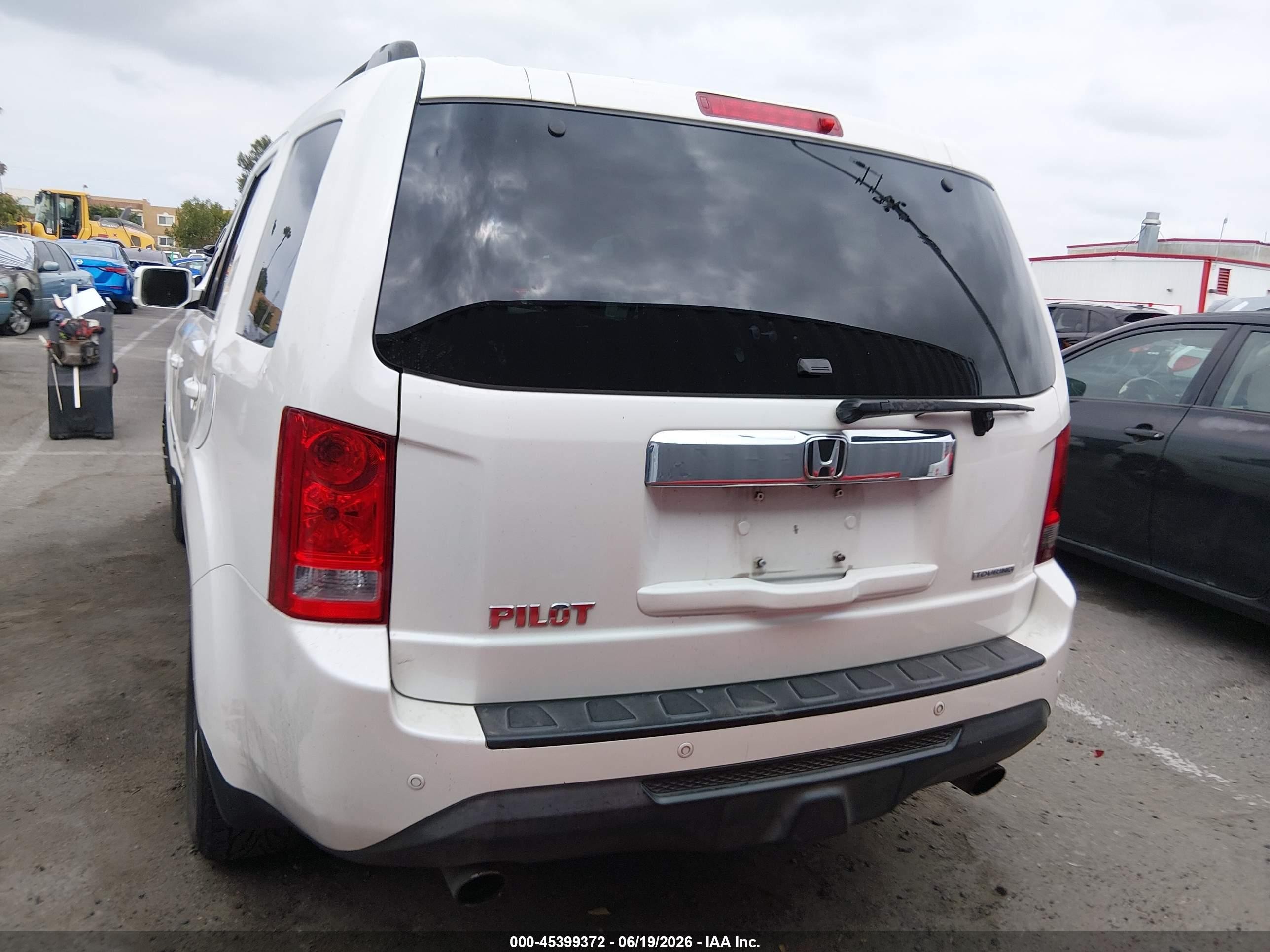 2015 Honda Pilot Touring White vin: 5FNYF3H90FB002895