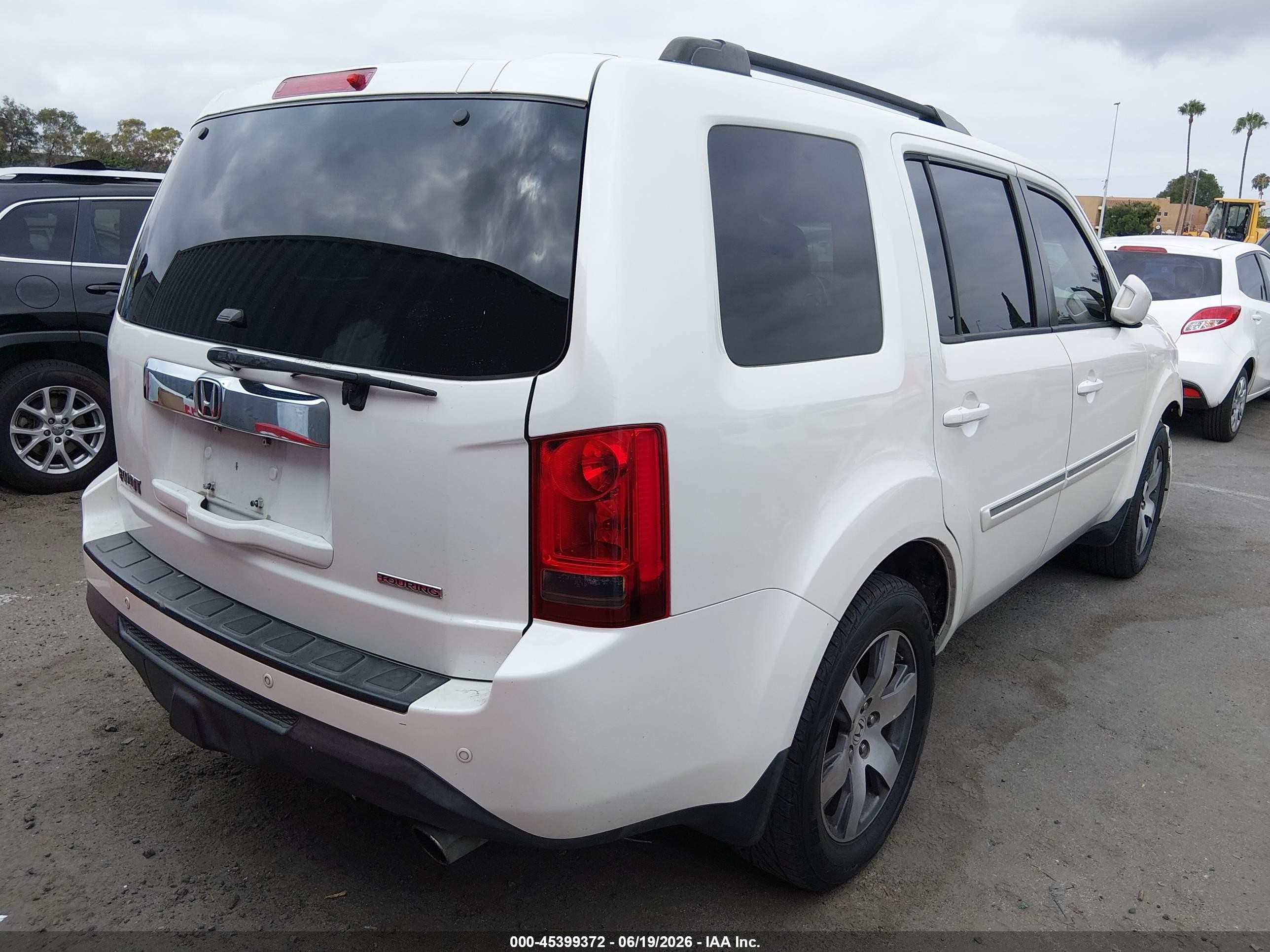 2015 Honda Pilot Touring White vin: 5FNYF3H90FB002895