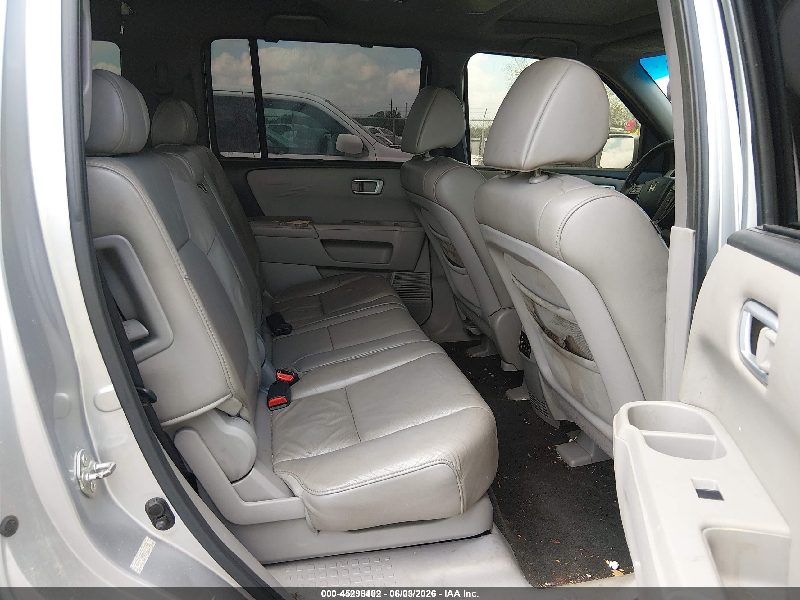 2010 Honda Pilot Touring Silver vin: 5FNYF3H92AB014782