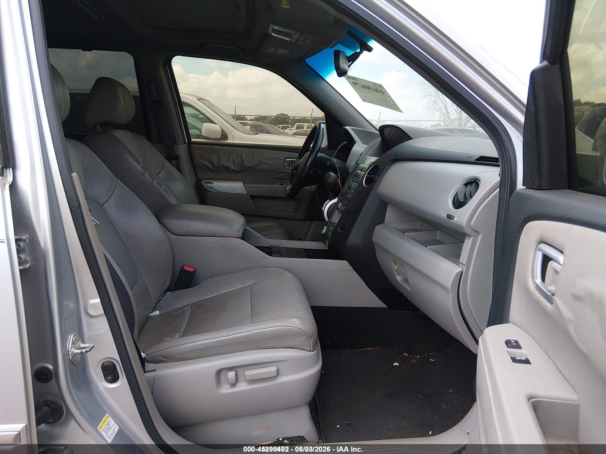 2010 Honda Pilot Touring Silver vin: 5FNYF3H92AB014782