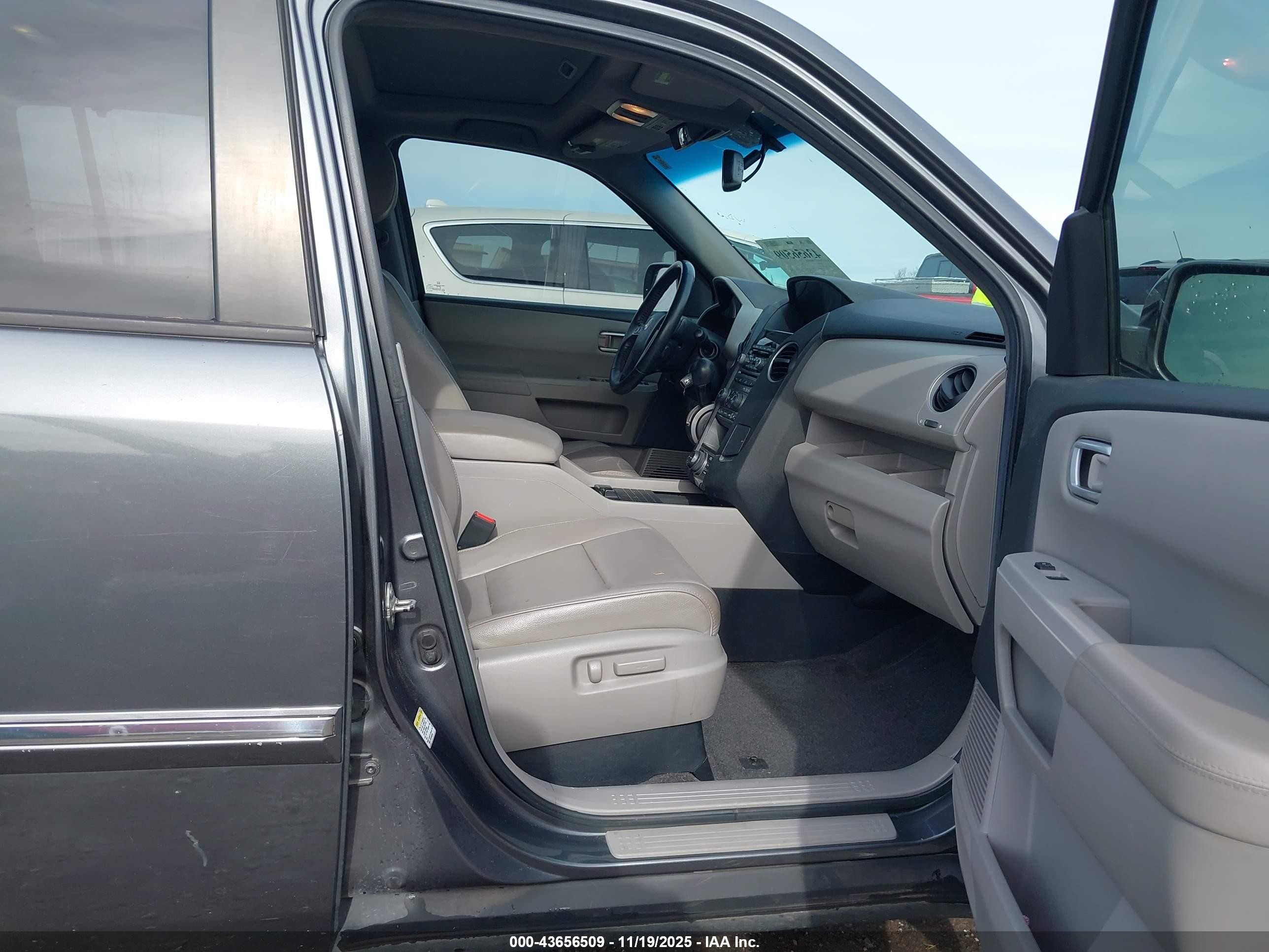 2012 Honda Pilot Touring Gray vin: 5FNYF3H92CB027079