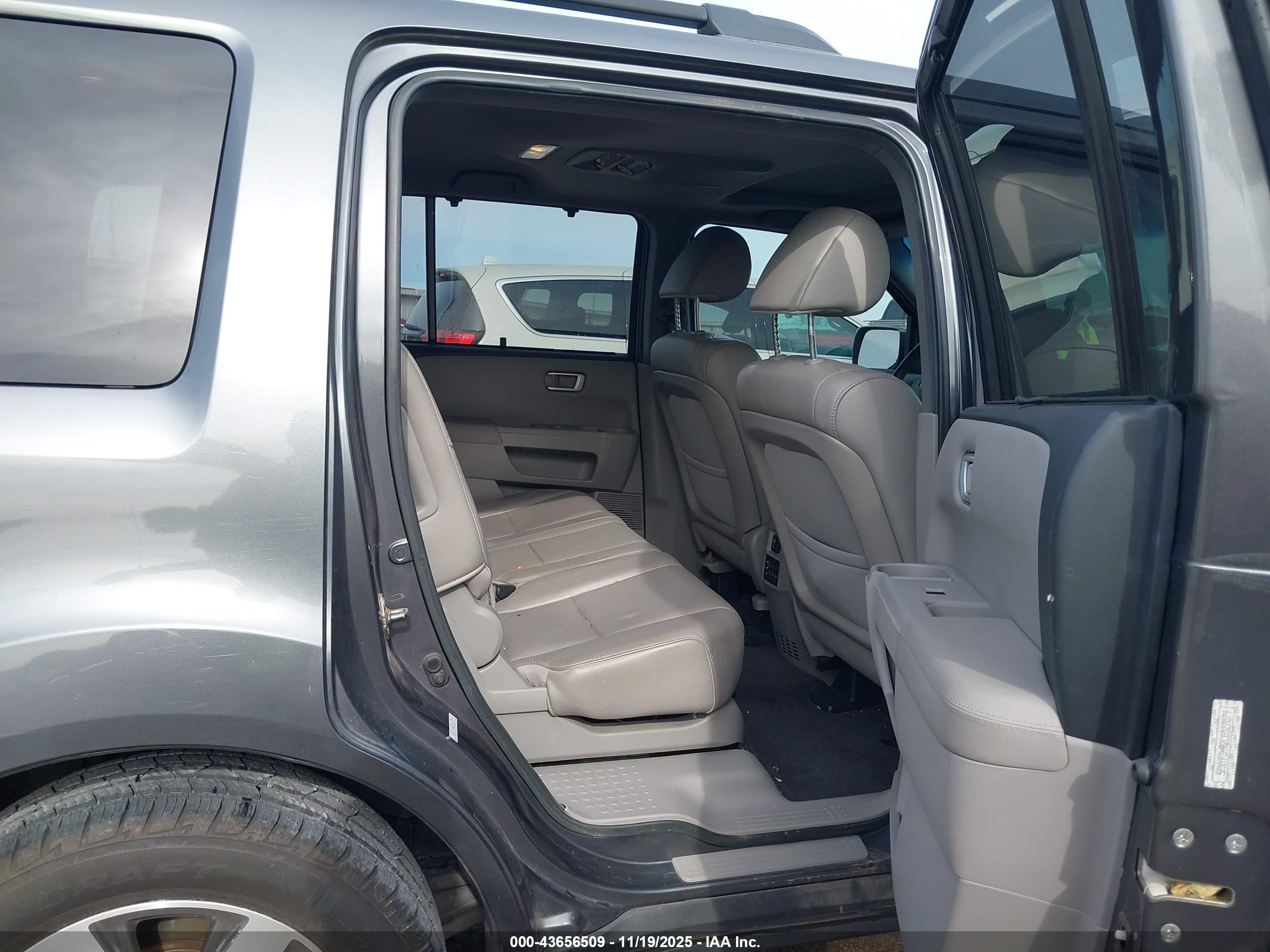 2012 Honda Pilot Touring Gray vin: 5FNYF3H92CB027079