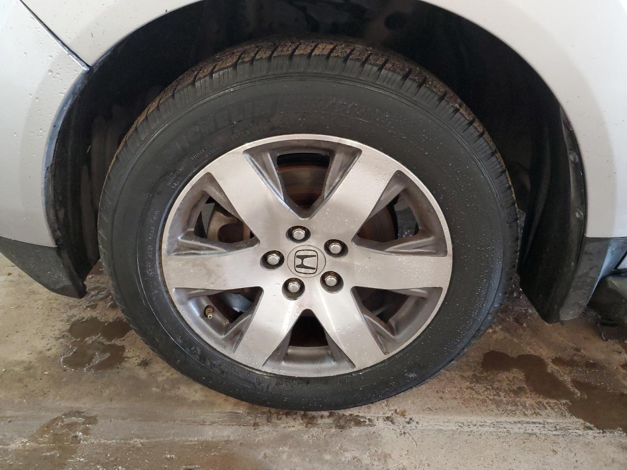 2015 Honda Pilot Touring Silver vin: 5FNYF3H93FB001031 Damage: Left Front Tire, Worn, Replacement Required