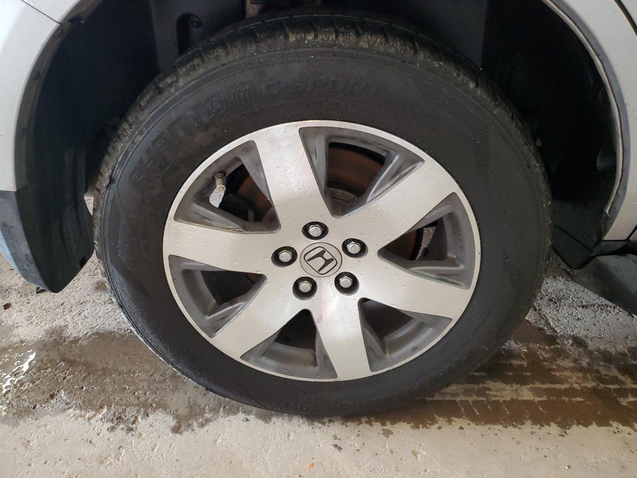 2015 Honda Pilot Touring Silver vin: 5FNYF3H93FB001031 Damage: Right Rear Wheel, Curb Rash, 1/2 To 1 Inch