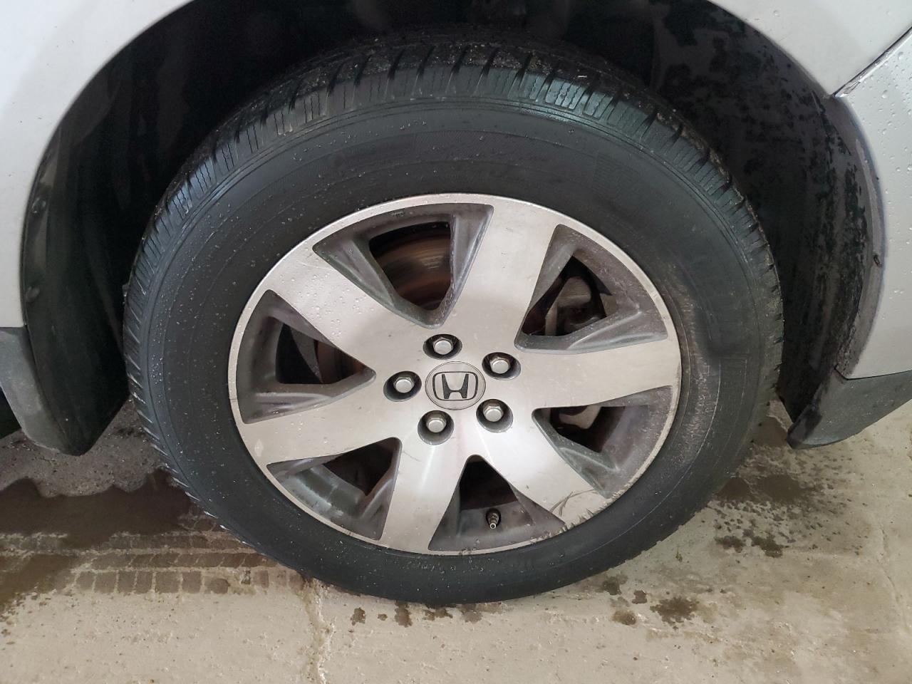 2015 Honda Pilot Touring Silver vin: 5FNYF3H93FB001031 Damage: Right Front Wheel, Curb Rash, 6 To 7 Inches