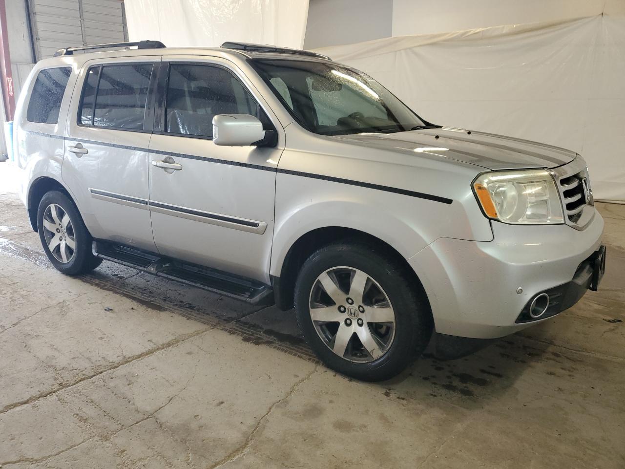 2015 Honda Pilot Touring Silver vin: 5FNYF3H93FB001031 Damage: Right Front Fender, Chipped, 3
