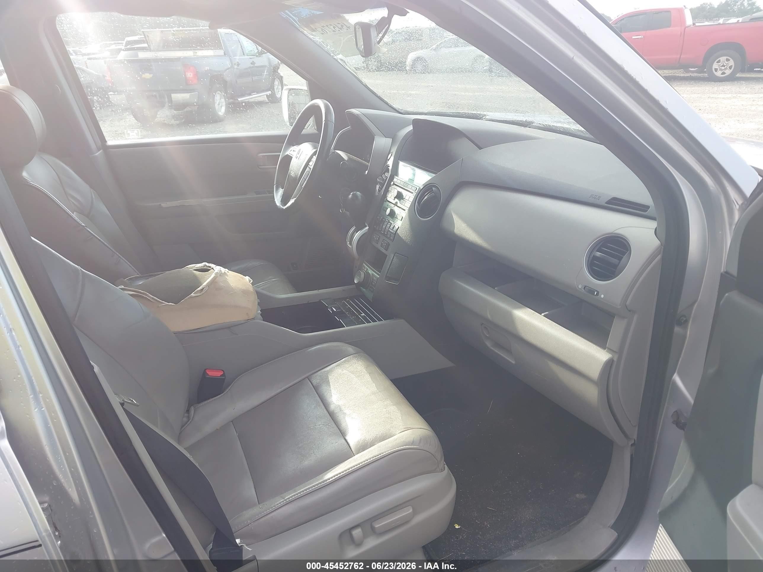 2011 Honda Pilot Touring Silver vin: 5FNYF3H94BB035487