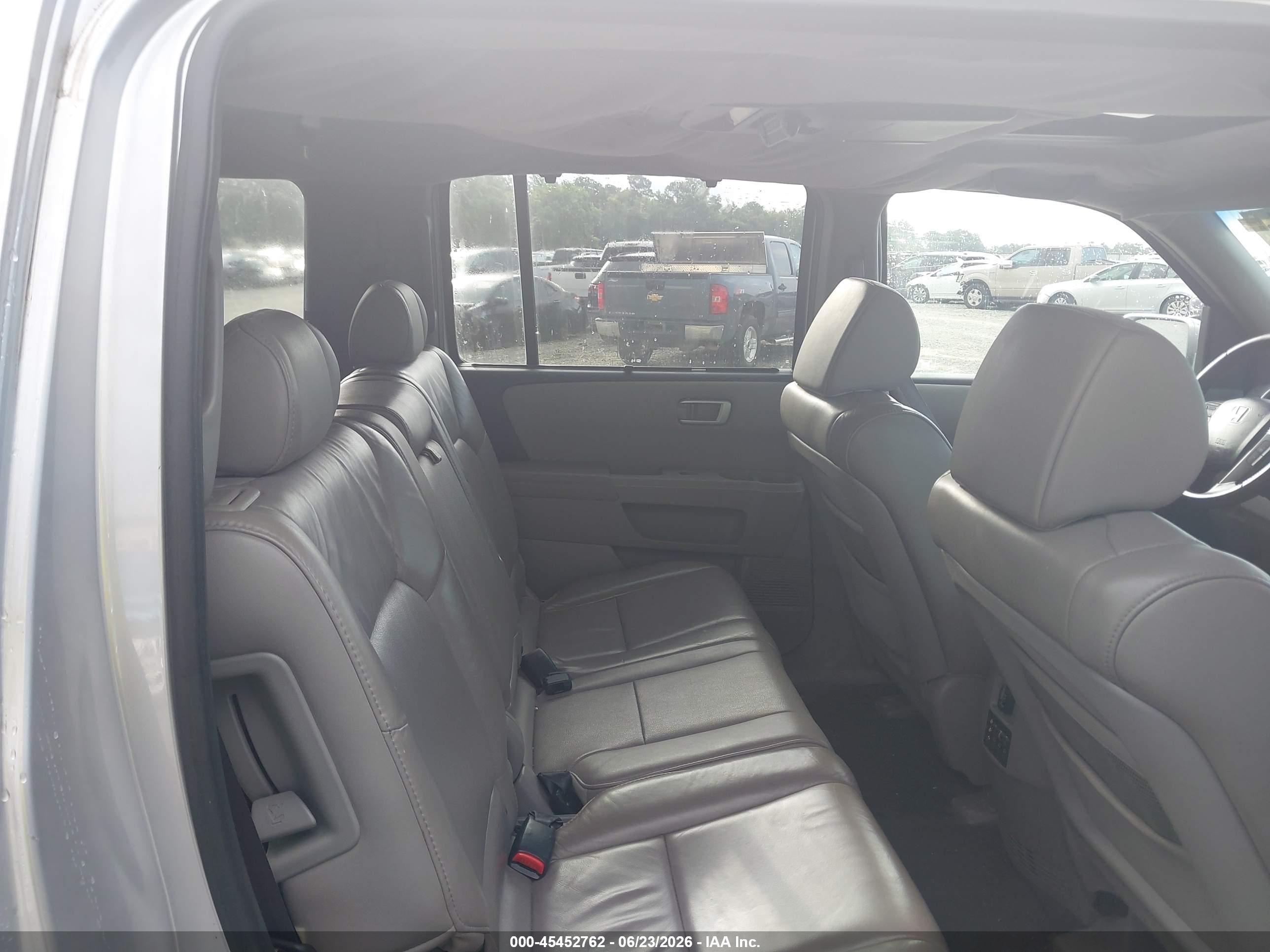 2011 Honda Pilot Touring Silver vin: 5FNYF3H94BB035487