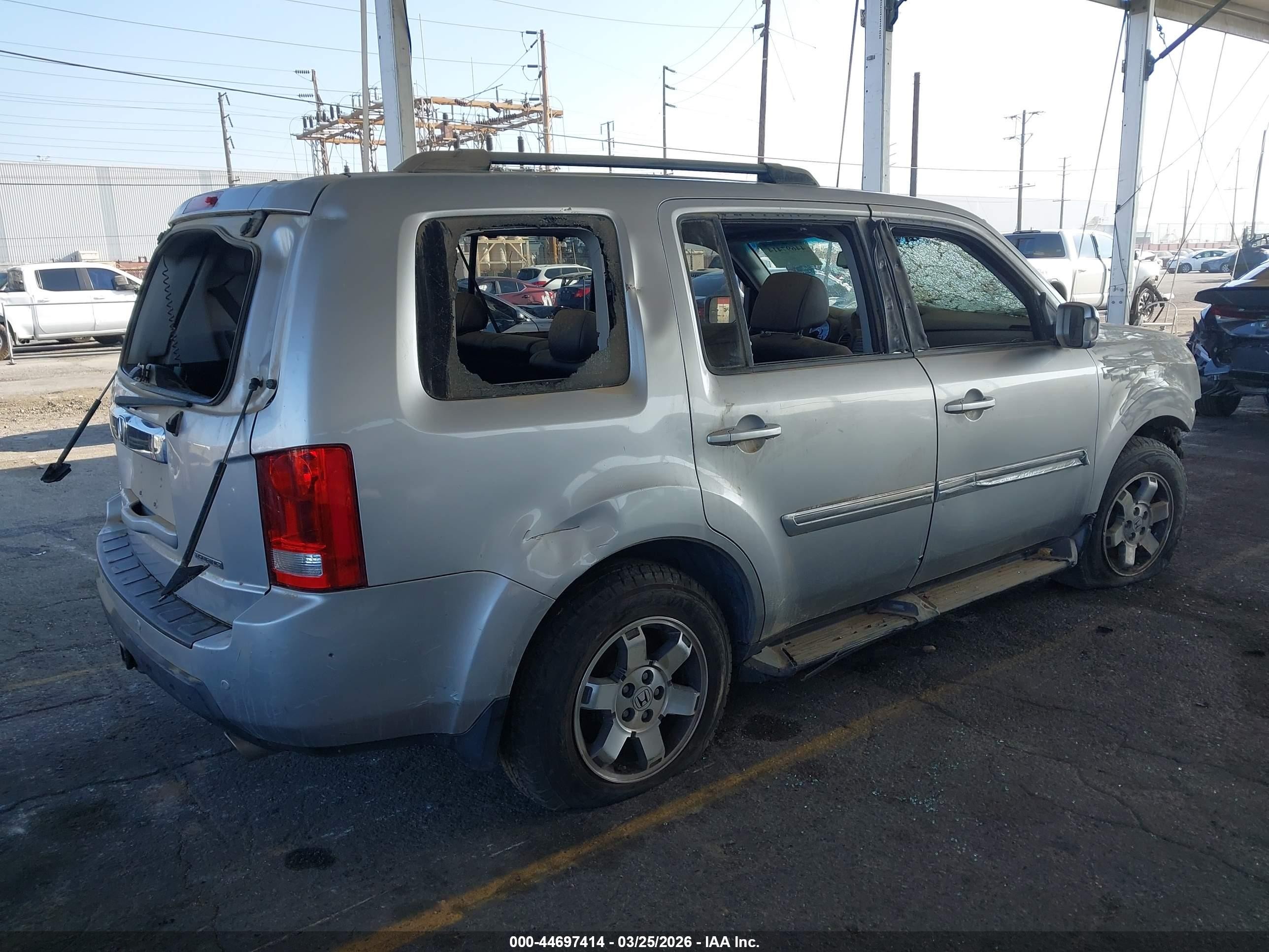 2010 Honda Pilot Touring Silver vin: 5FNYF3H95AB001492
