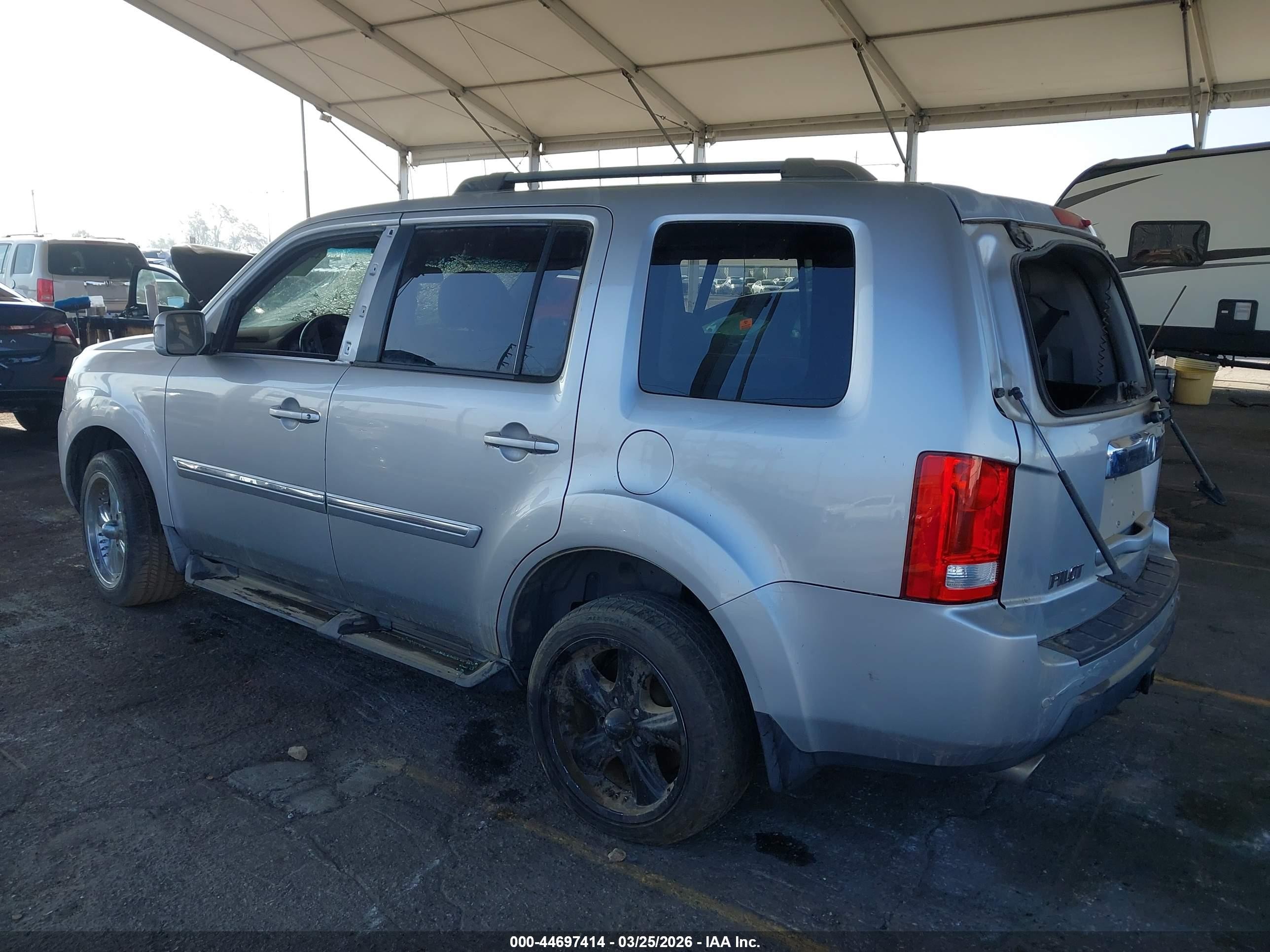 2010 Honda Pilot Touring Silver vin: 5FNYF3H95AB001492