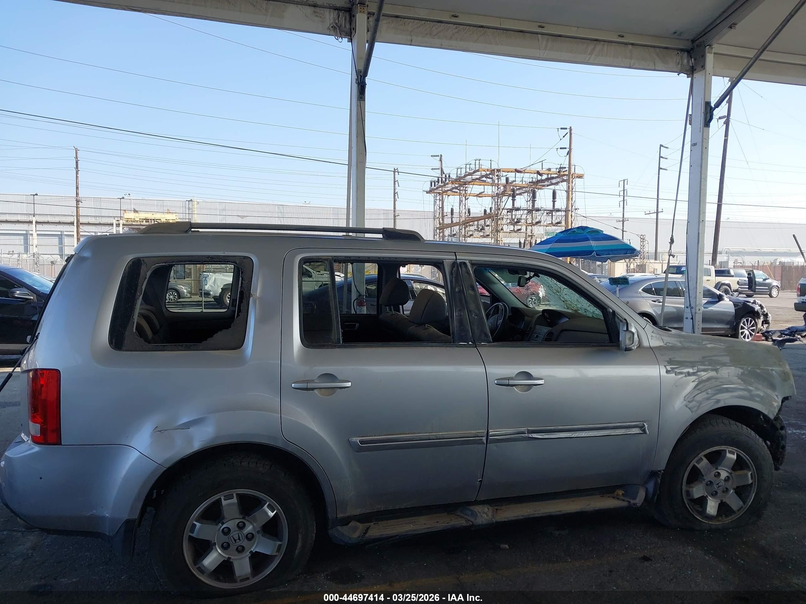 2010 Honda Pilot Touring Silver vin: 5FNYF3H95AB001492