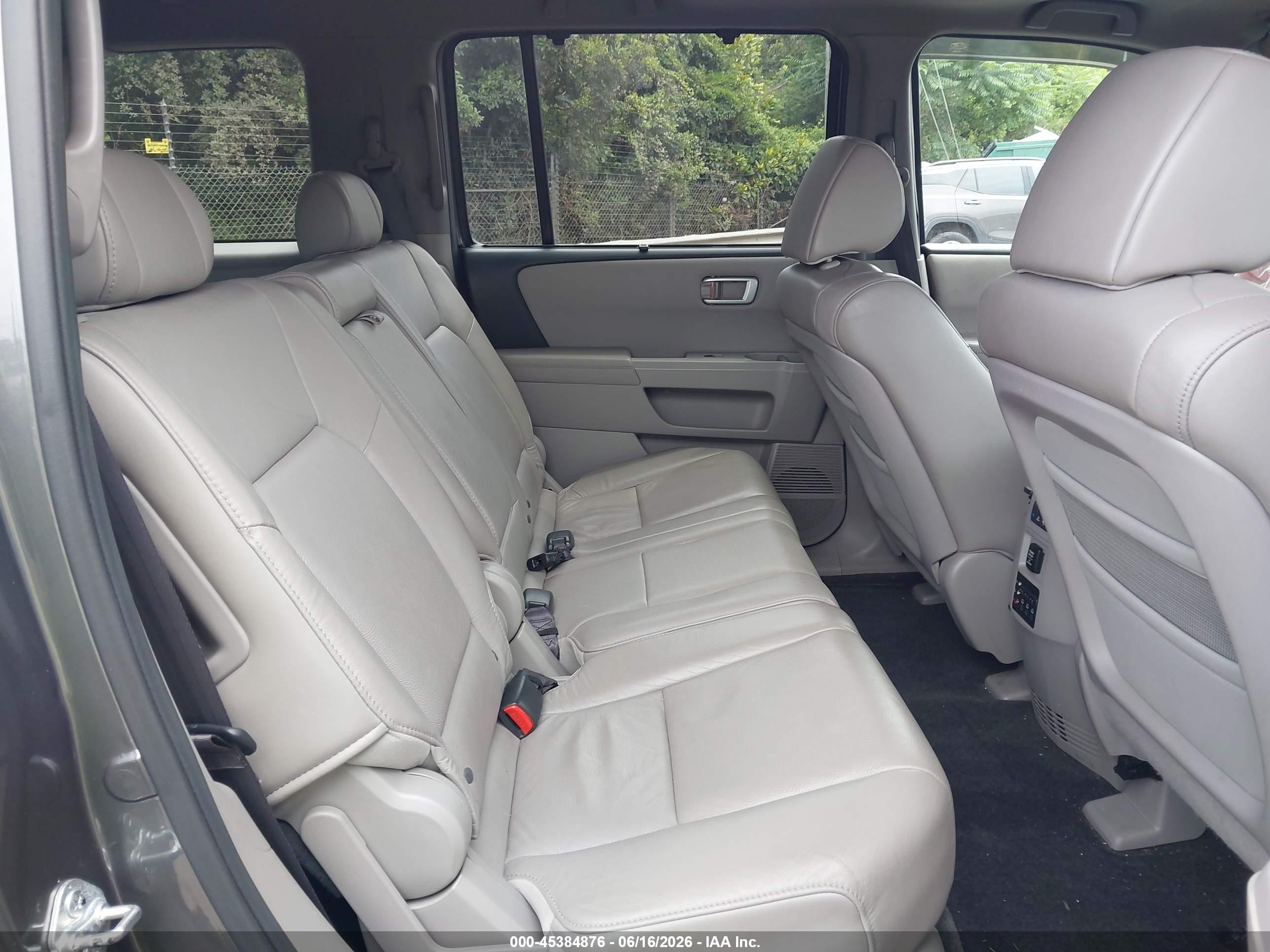 2011 Honda Pilot Touring Silver vin: 5FNYF3H95BB011022