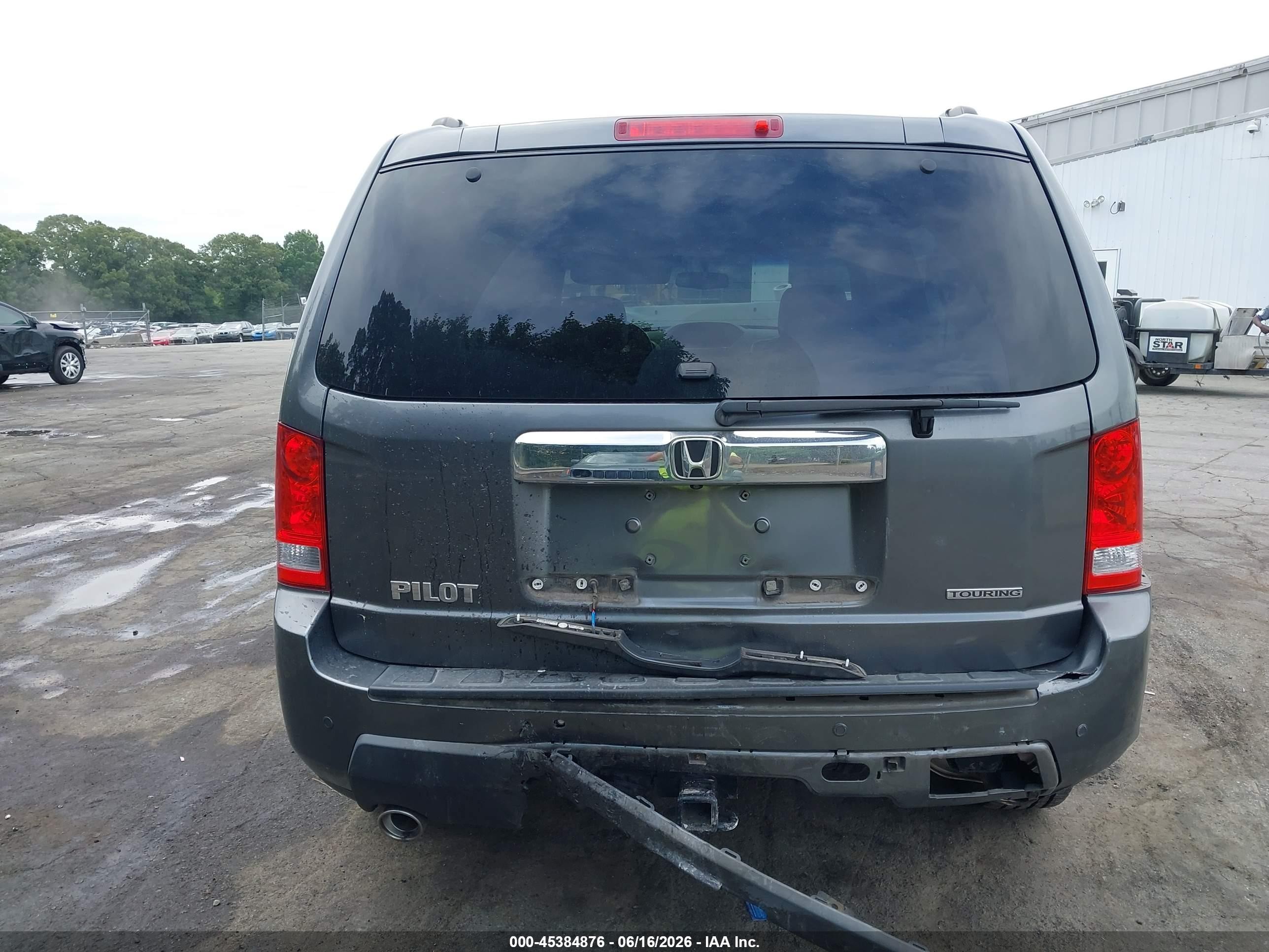 2011 Honda Pilot Touring Silver vin: 5FNYF3H95BB011022