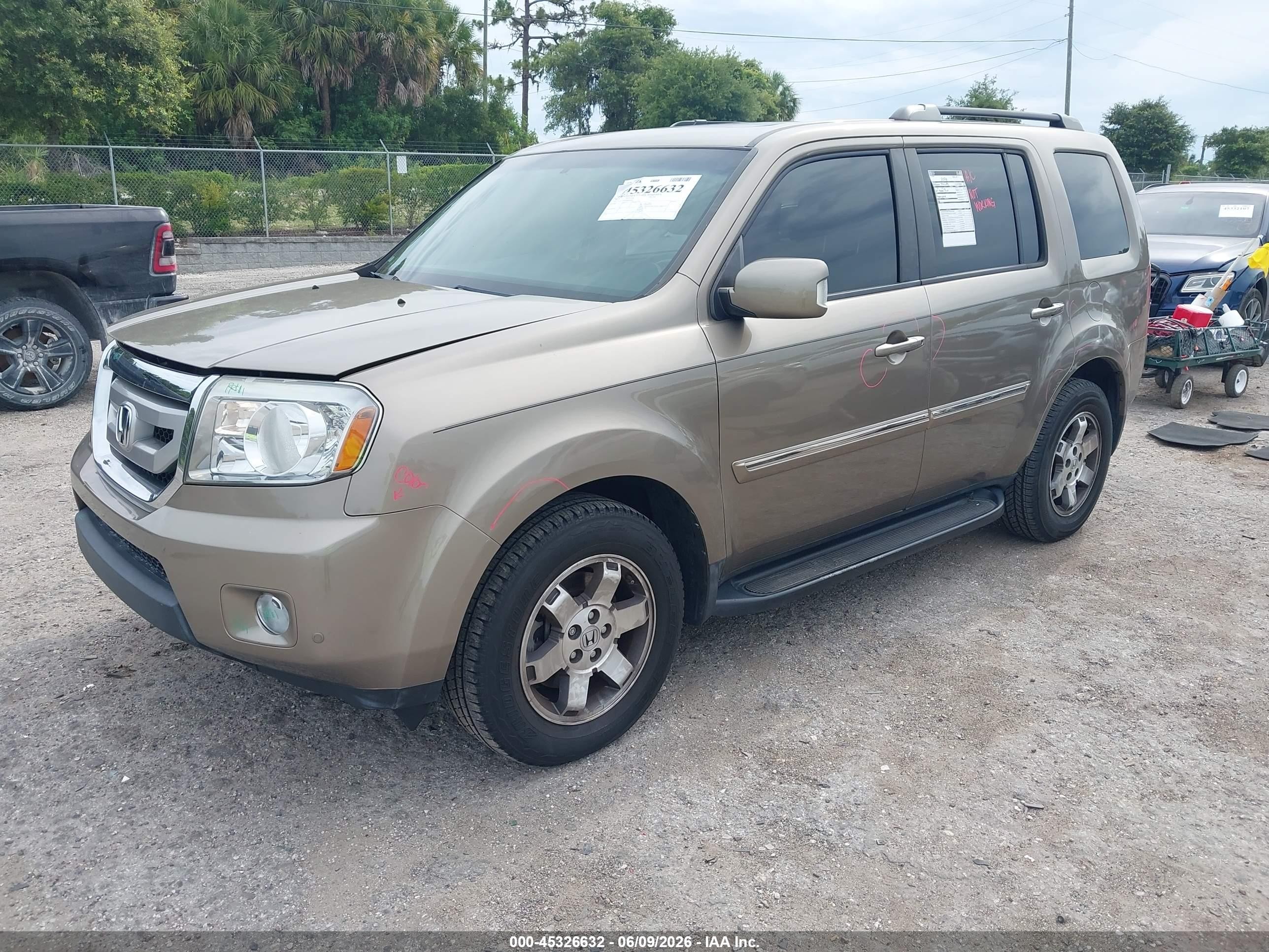 2011 Honda Pilot Touring Бежевый vin: 5FNYF3H95BB030363