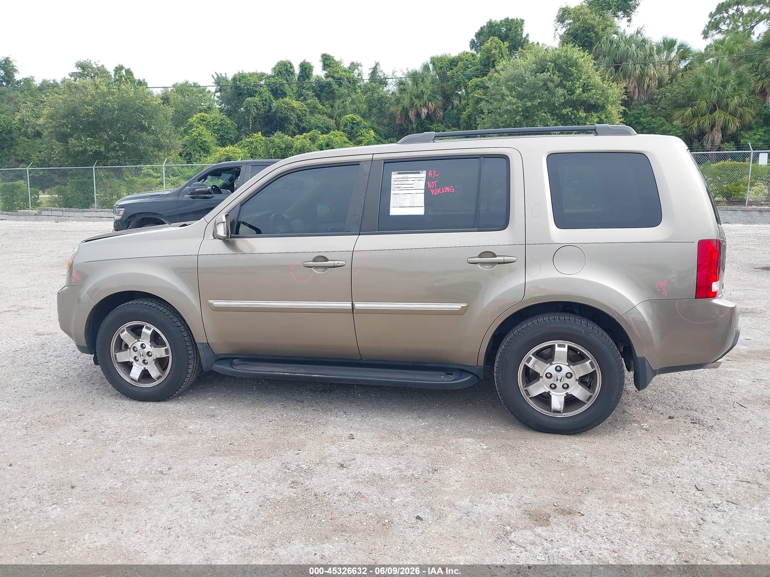 2011 Honda Pilot Touring Бежевый vin: 5FNYF3H95BB030363