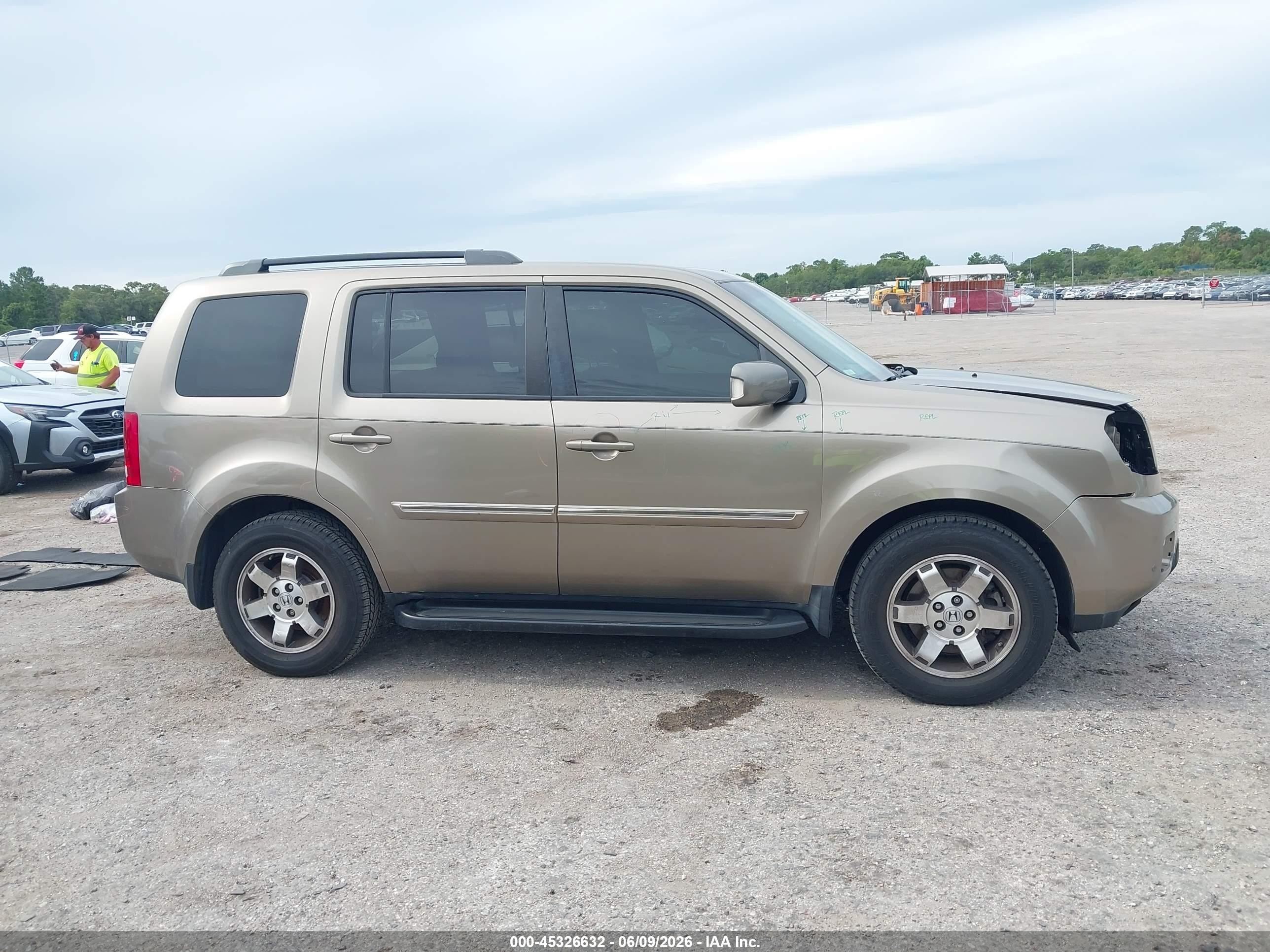 2011 Honda Pilot Touring Бежевый vin: 5FNYF3H95BB030363