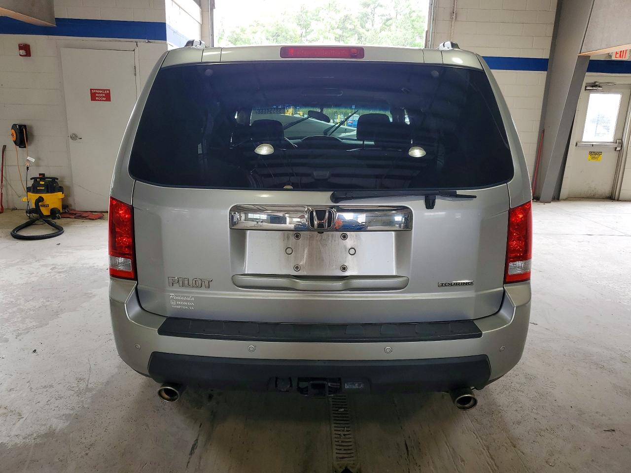 2010 Honda Pilot Touring Silver vin: 5FNYF3H96AB006684
