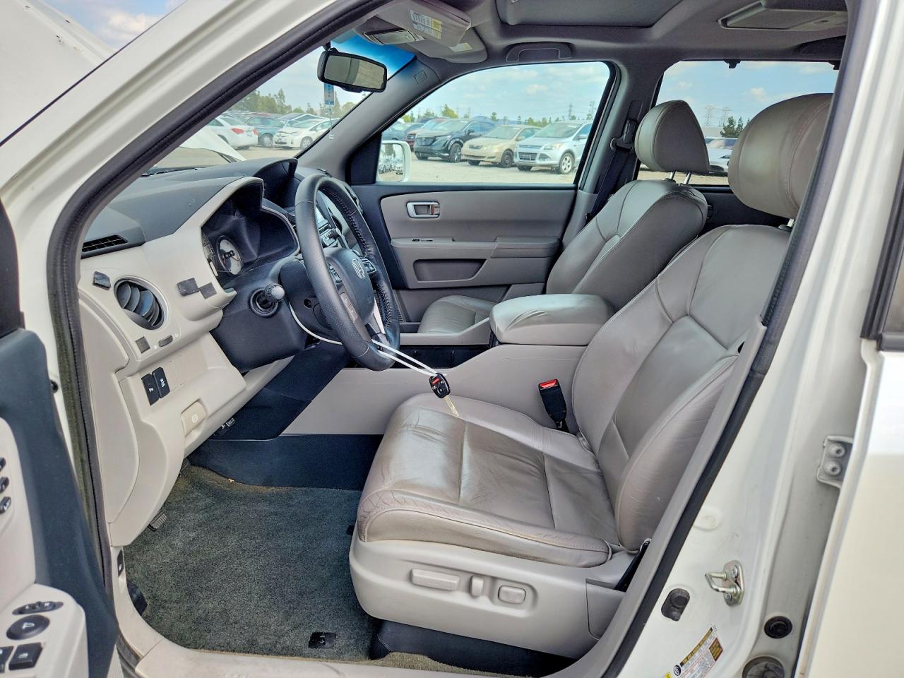 2015 Honda Pilot Touring White vin: 5FNYF3H96FB013657