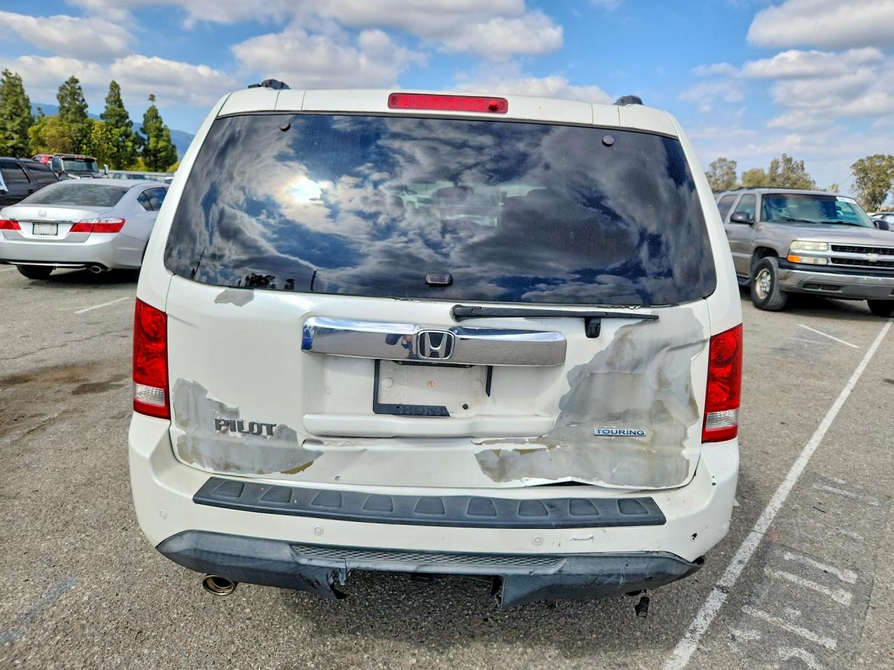 2015 Honda Pilot Touring White vin: 5FNYF3H96FB013657