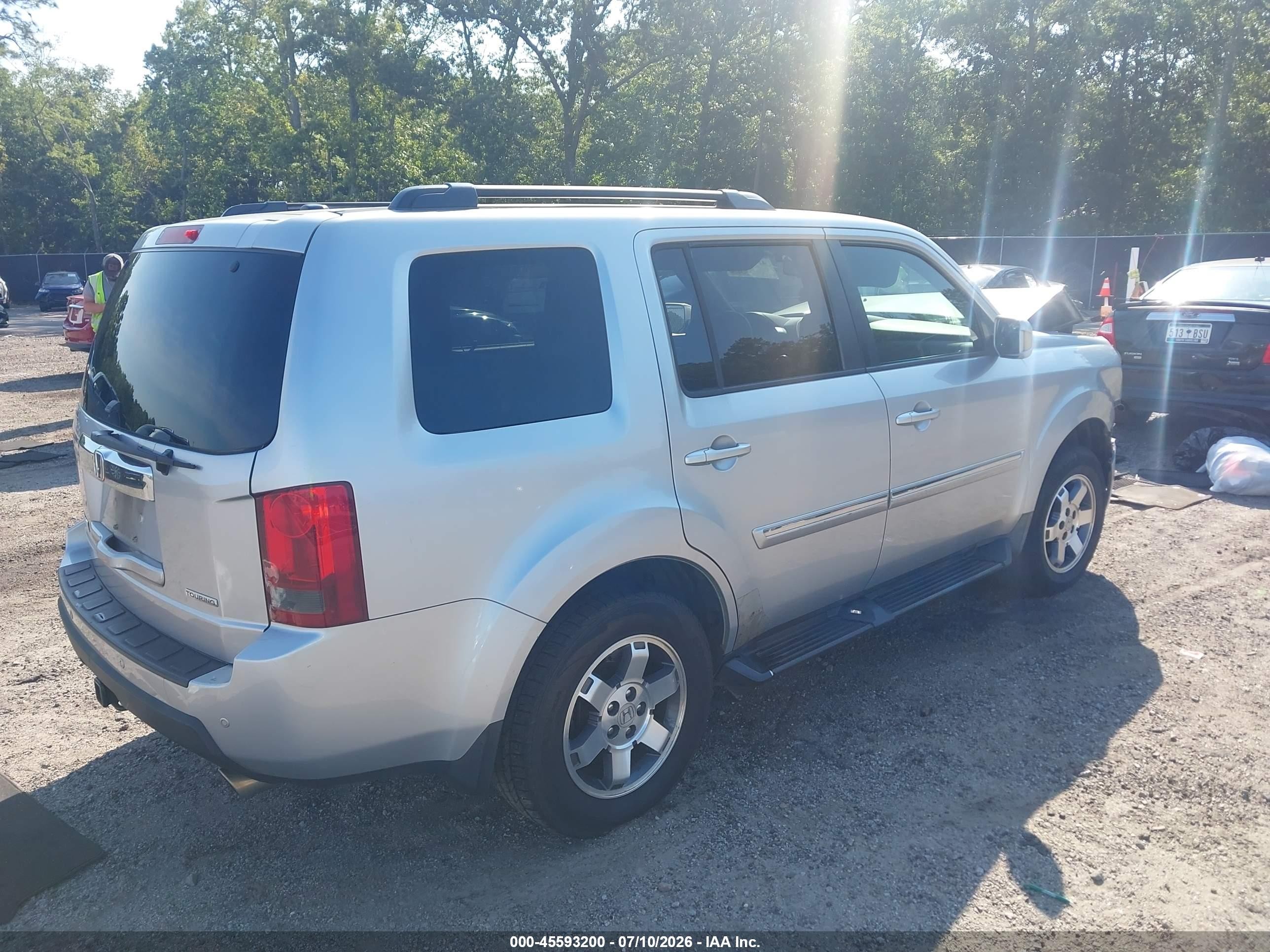 2011 Honda Pilot Touring Silver vin: 5FNYF3H97BB013600