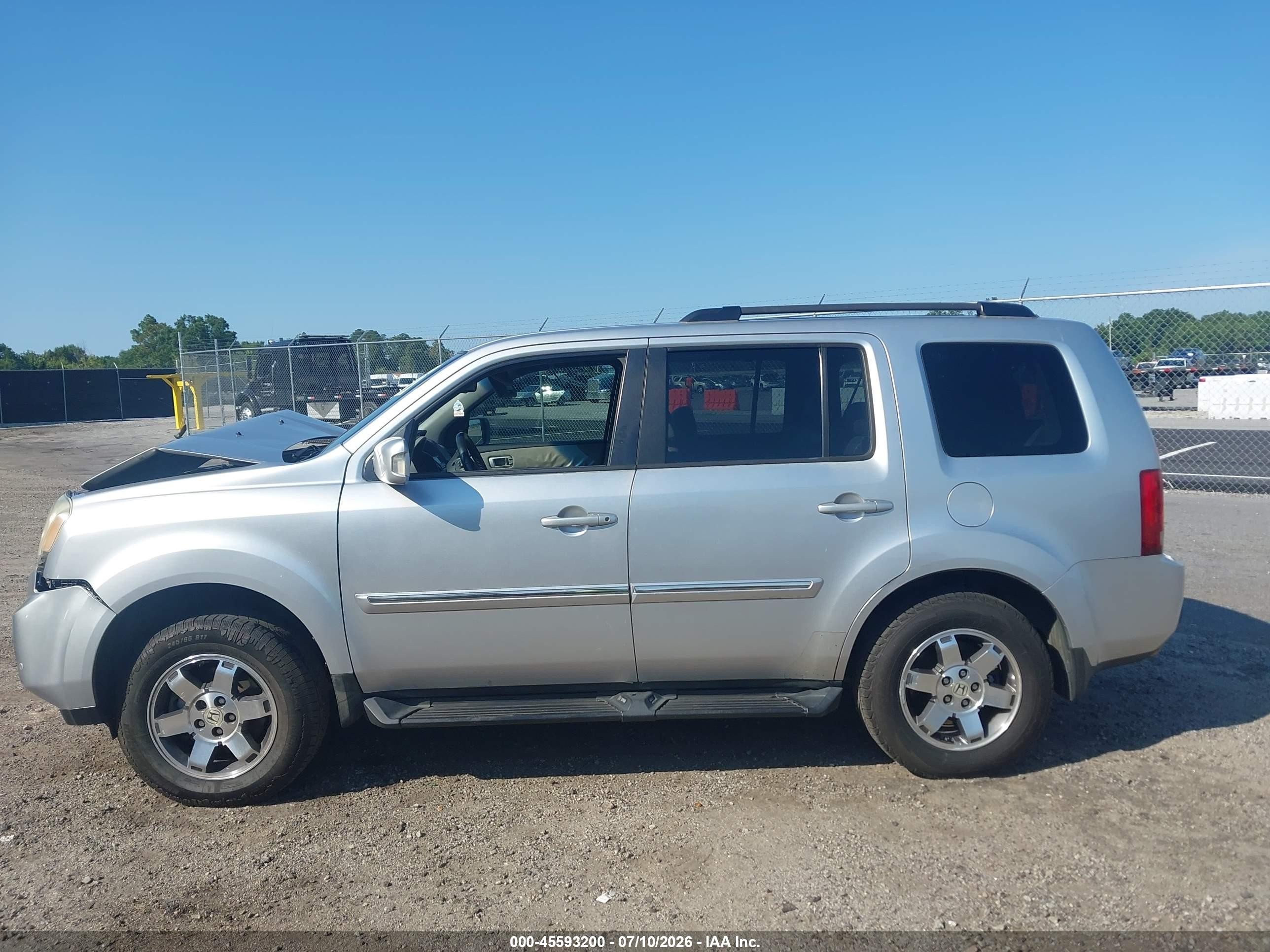 2011 Honda Pilot Touring Silver vin: 5FNYF3H97BB013600
