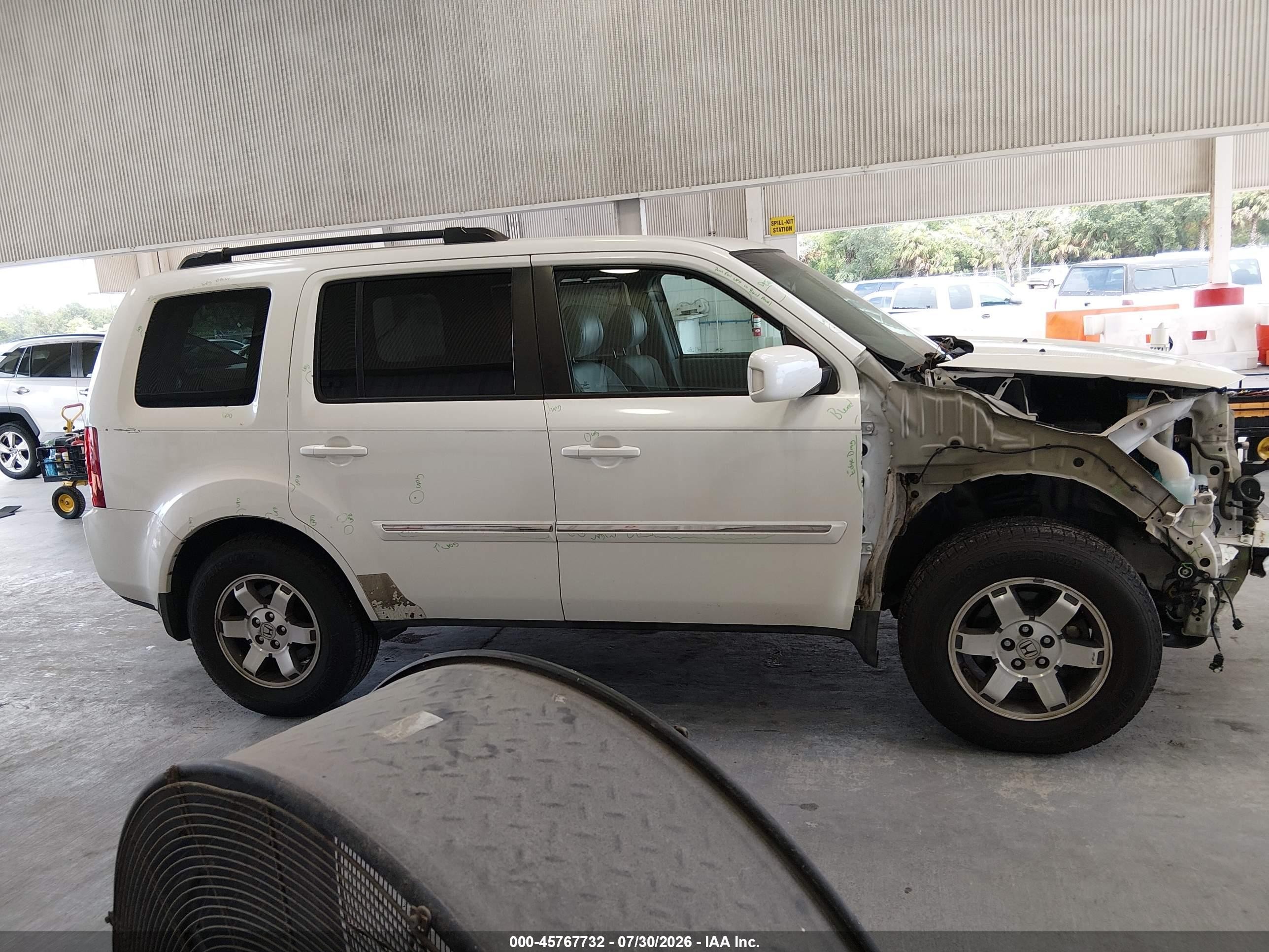 2011 Honda Pilot Touring White vin: 5FNYF3H98BB046198