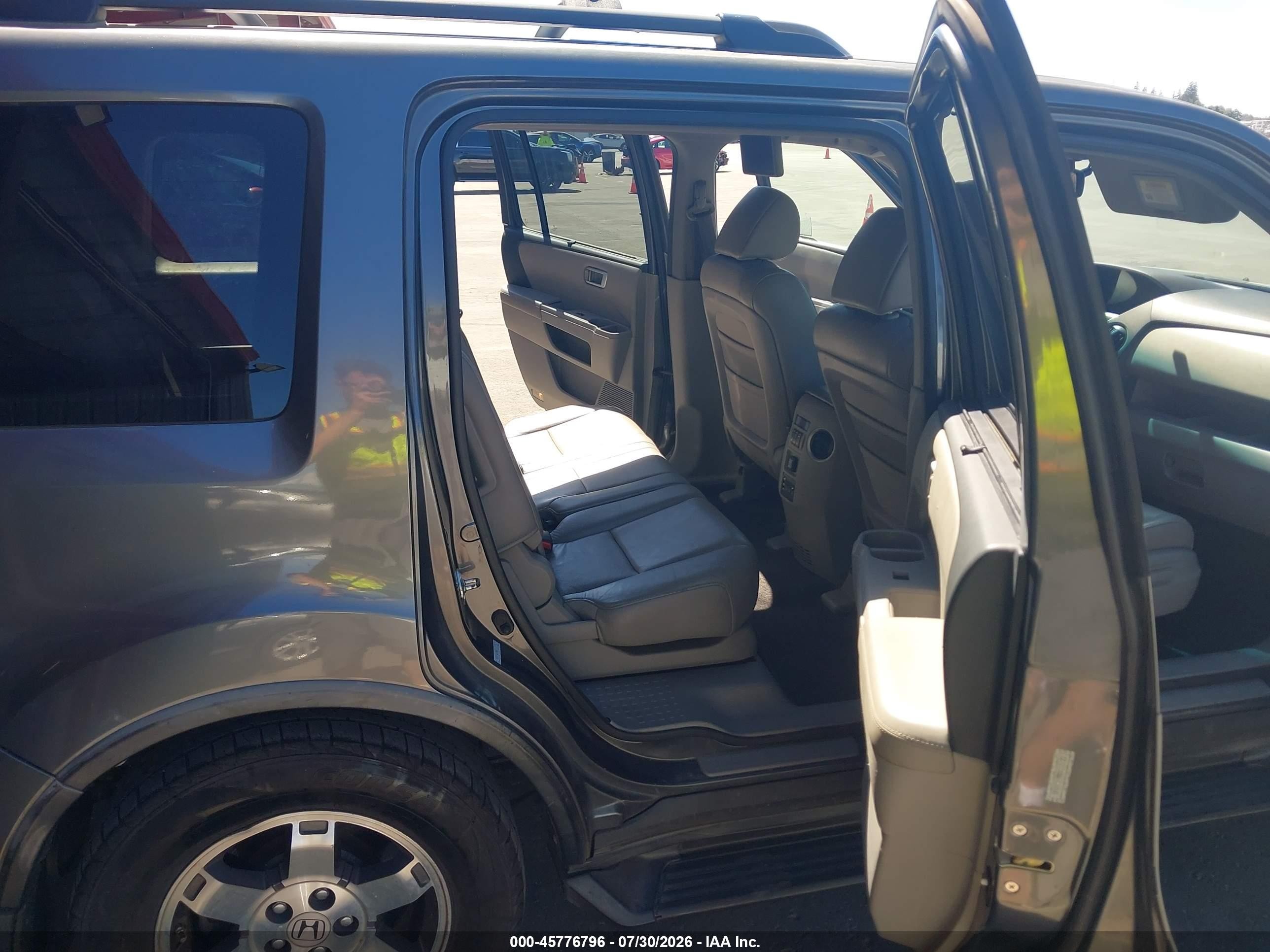 2011 Honda Pilot Touring Gray vin: 5FNYF3H99BB015123