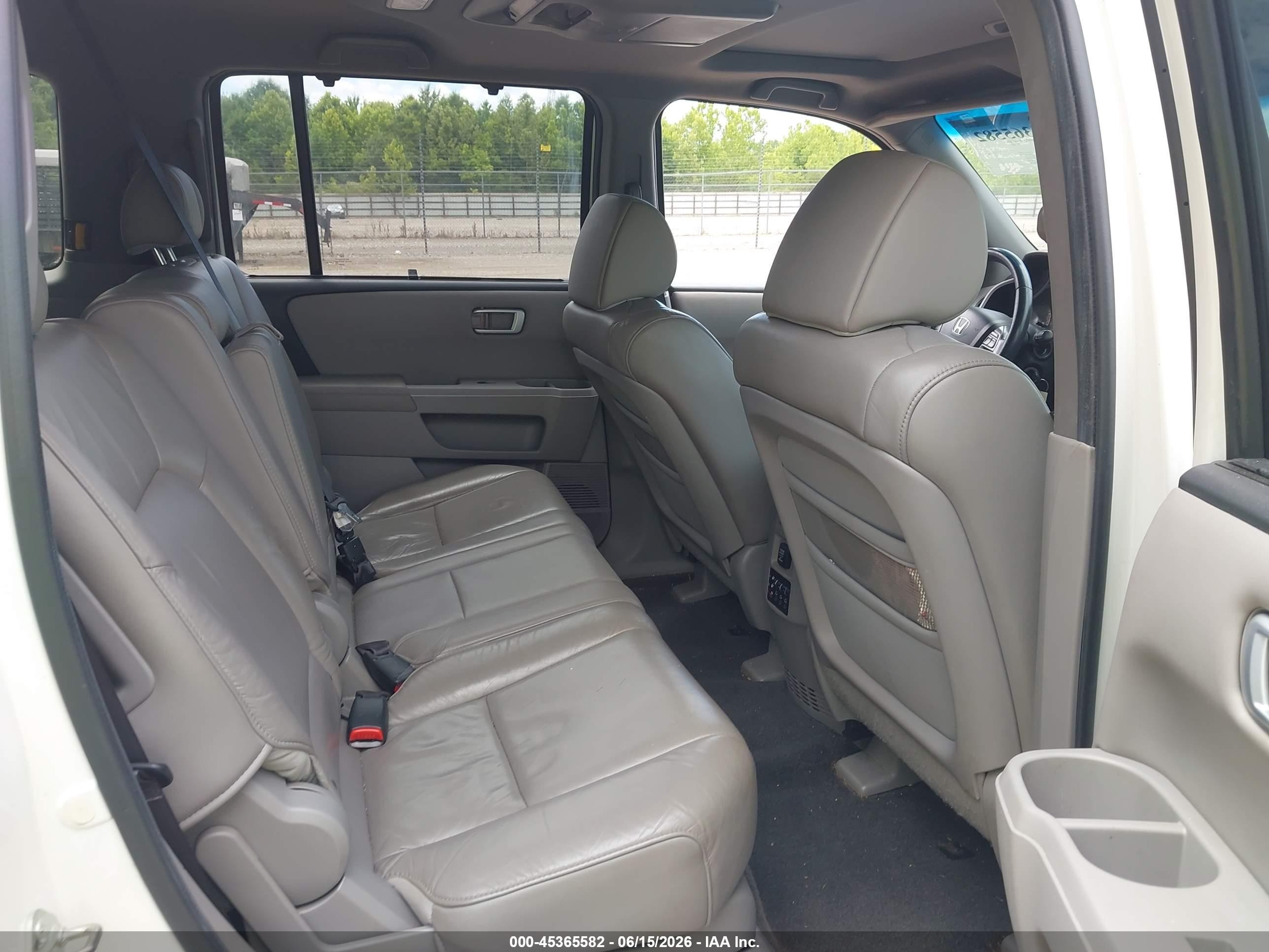 2011 Honda Pilot Touring Белый vin: 5FNYF3H99BB050857