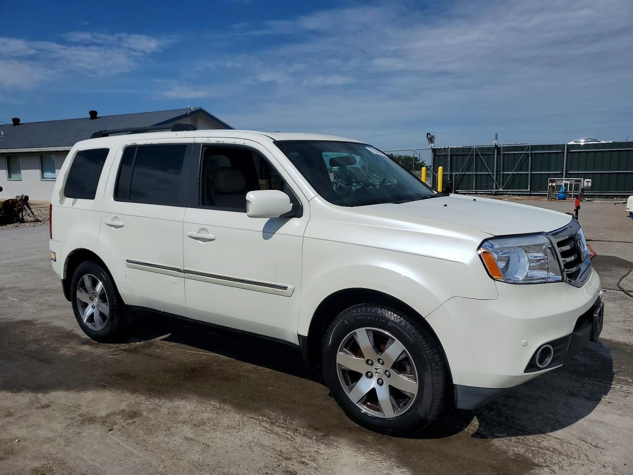 2015 Honda Pilot Touring White vin: 5FNYF3H99FB023020