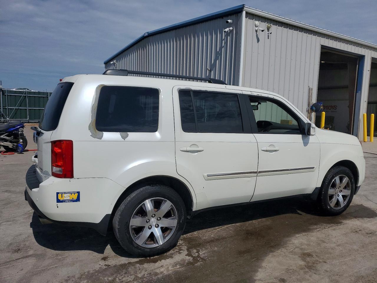 2015 Honda Pilot Touring White vin: 5FNYF3H99FB023020