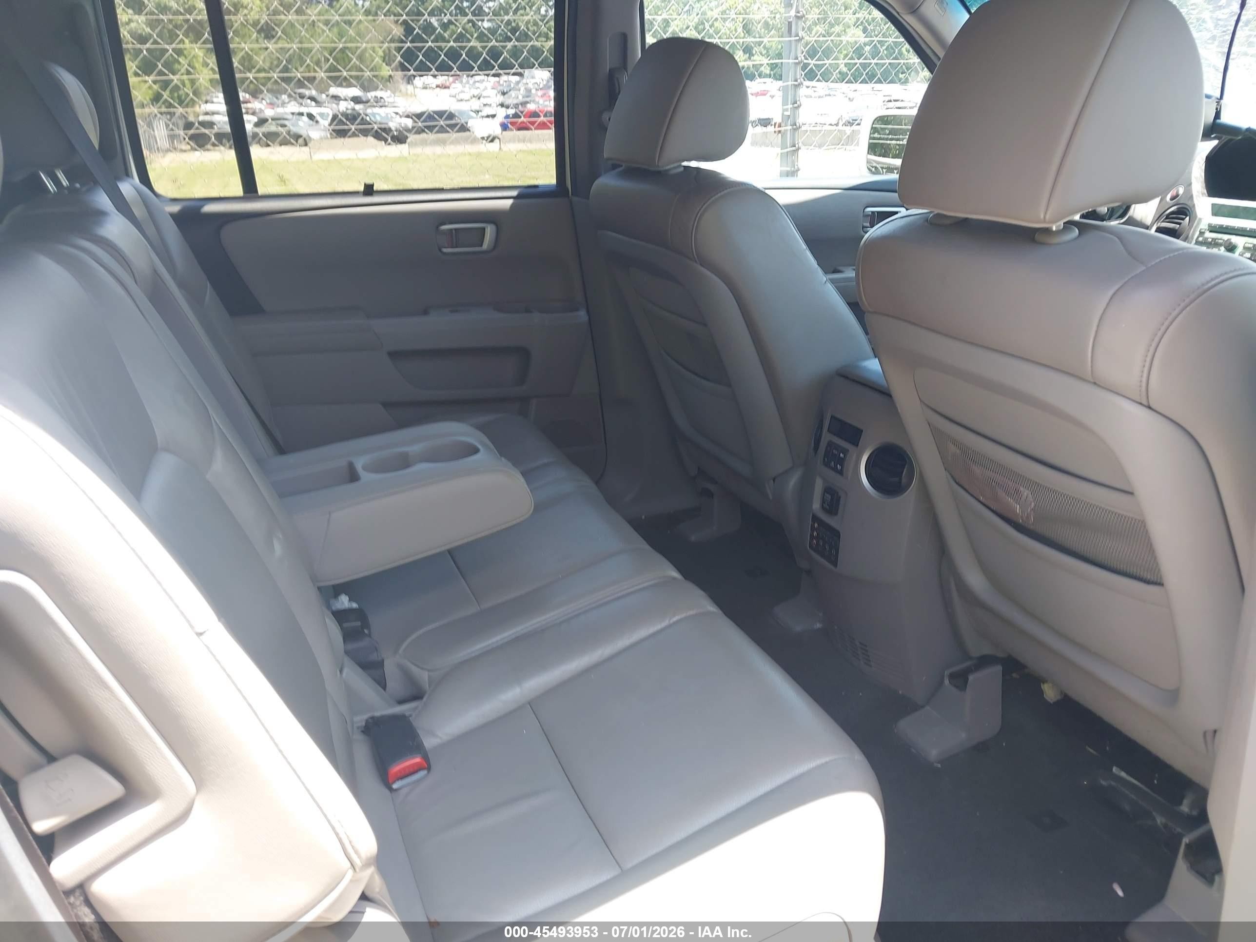 2011 Honda Pilot Touring White vin: 5FNYF3H9XBB057428